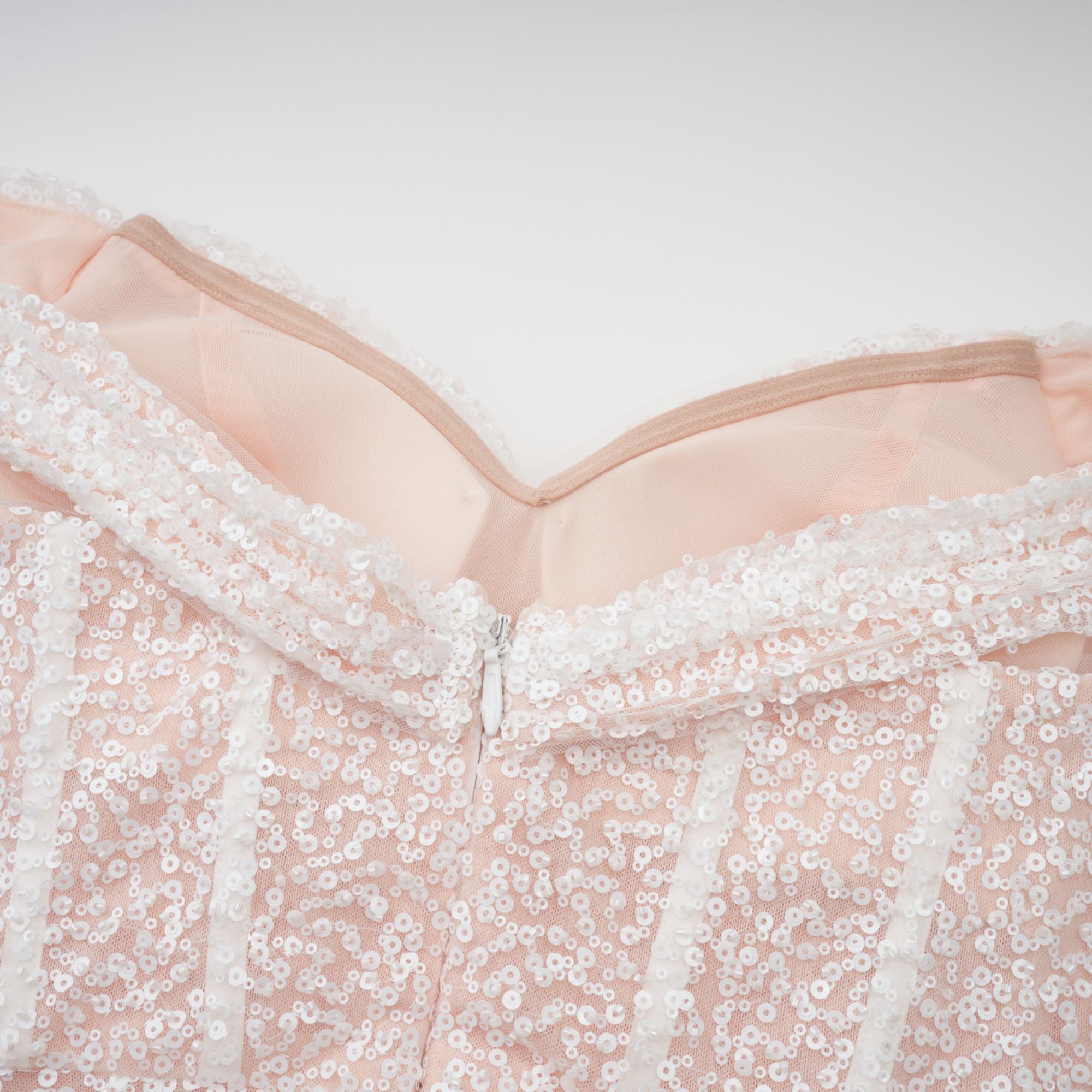 فستان مارجوت ماكسي أبيض مزين بدون أكتاف