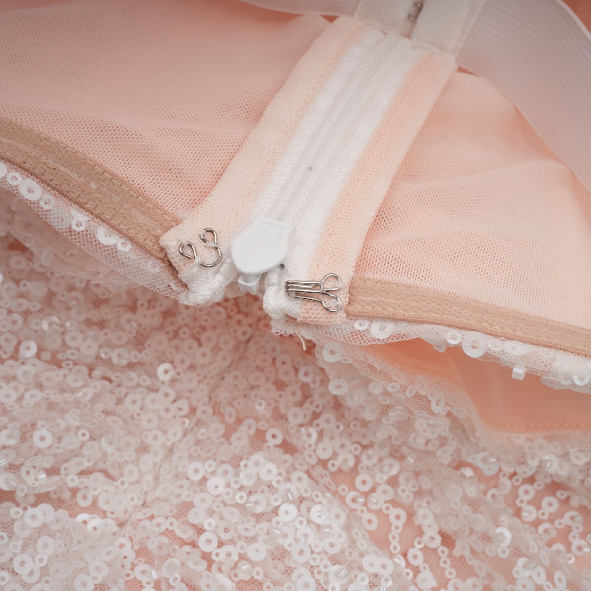 فستان مارجوت ماكسي أبيض مزين بدون أكتاف