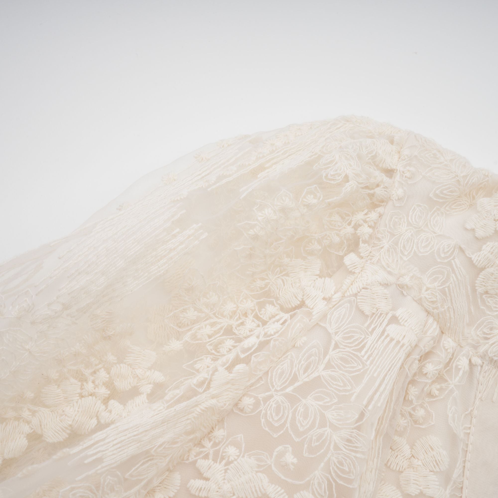 فستان روكسان متوسط الطول مطرز بالدانتيل بألوان محايدة