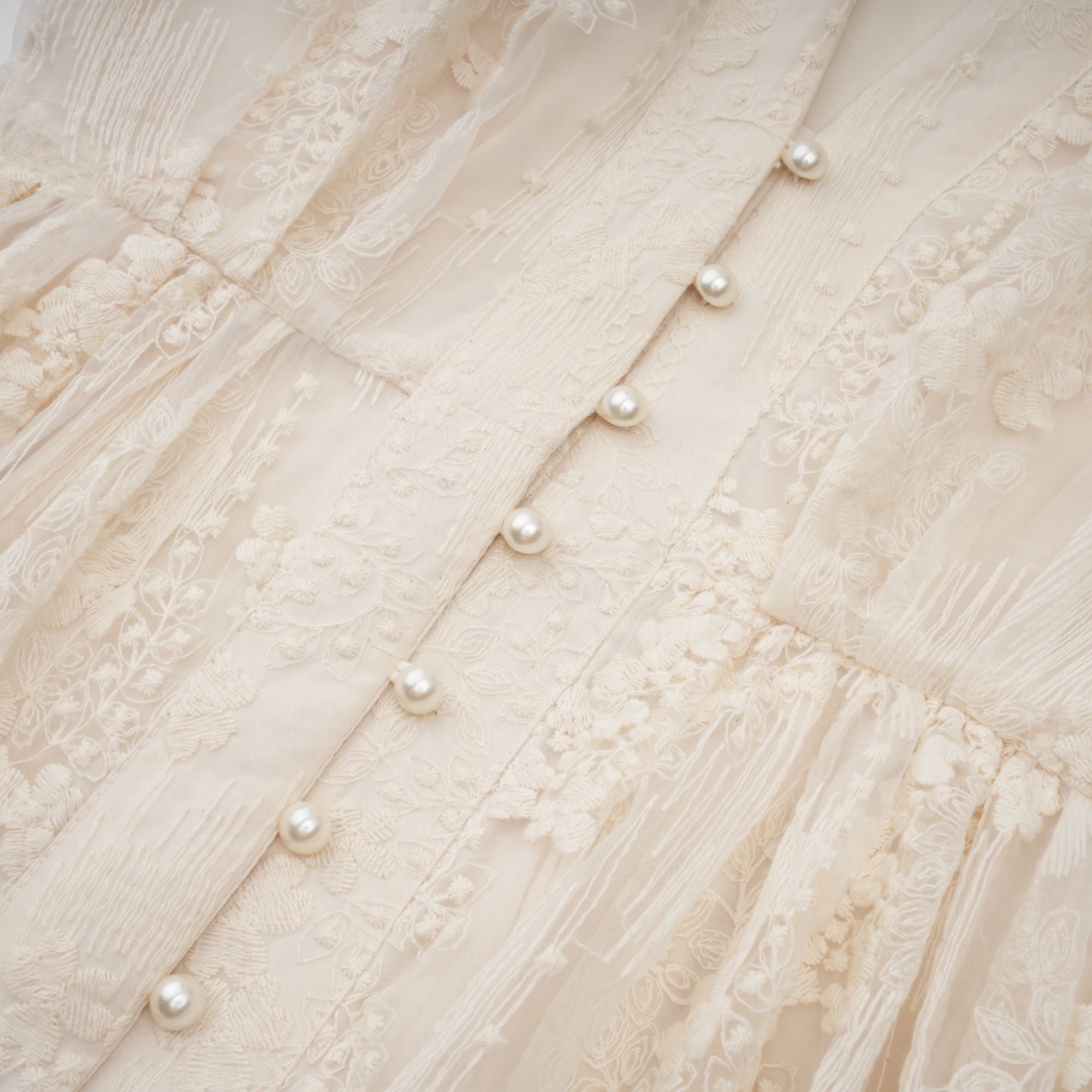 فستان روكسان متوسط الطول مطرز بالدانتيل بألوان محايدة