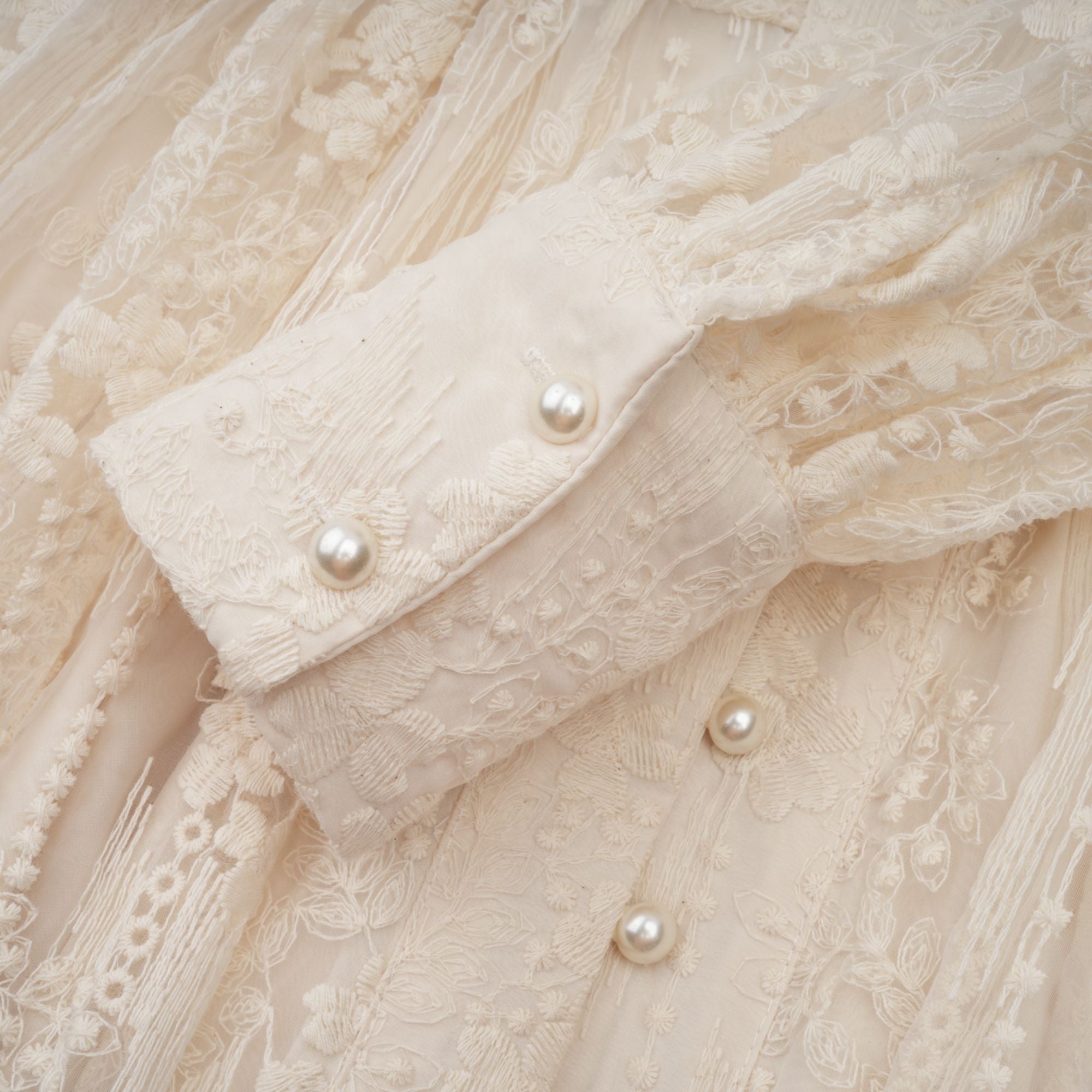 فستان روكسان متوسط الطول مطرز بالدانتيل بألوان محايدة