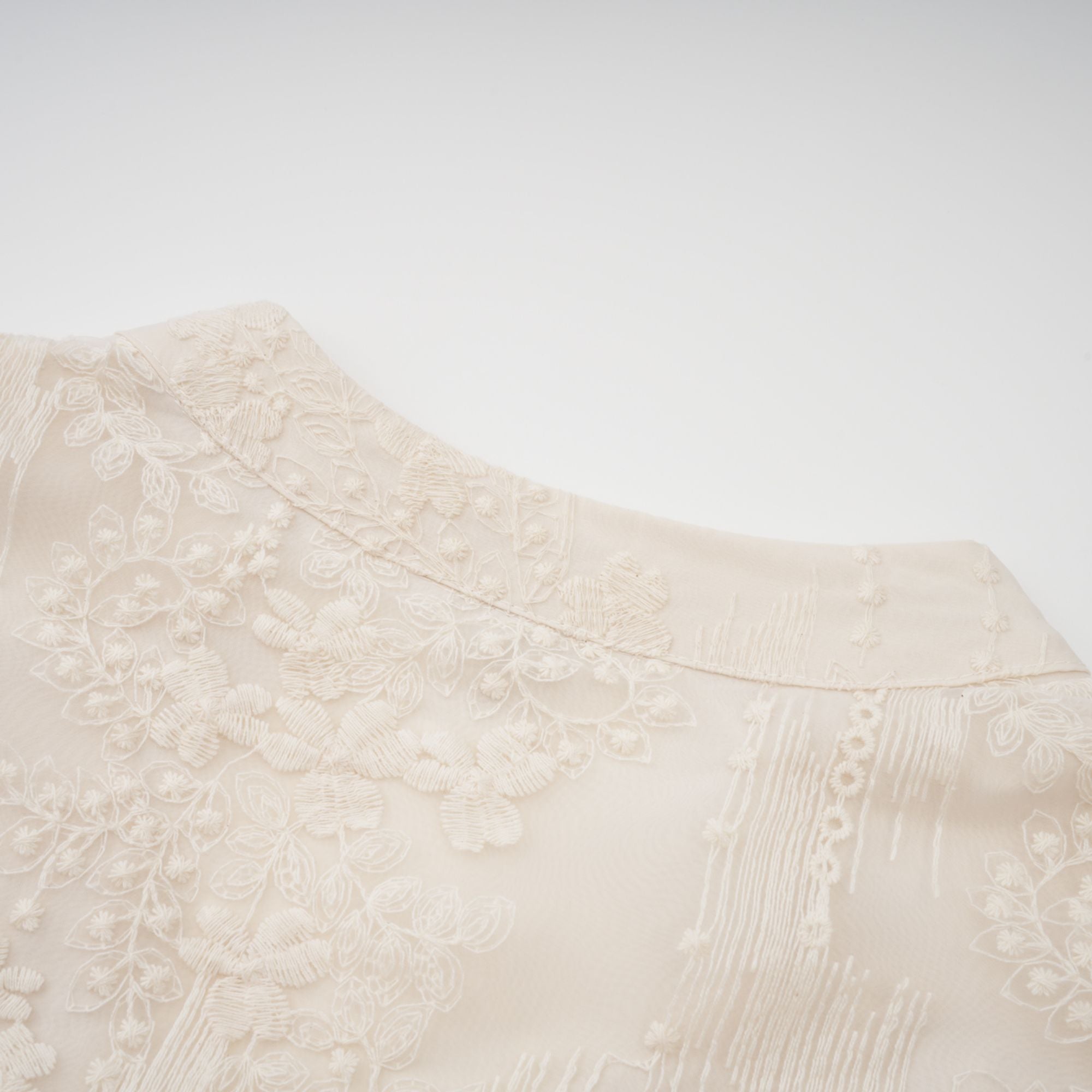 فستان روكسان متوسط الطول مطرز بالدانتيل بألوان محايدة