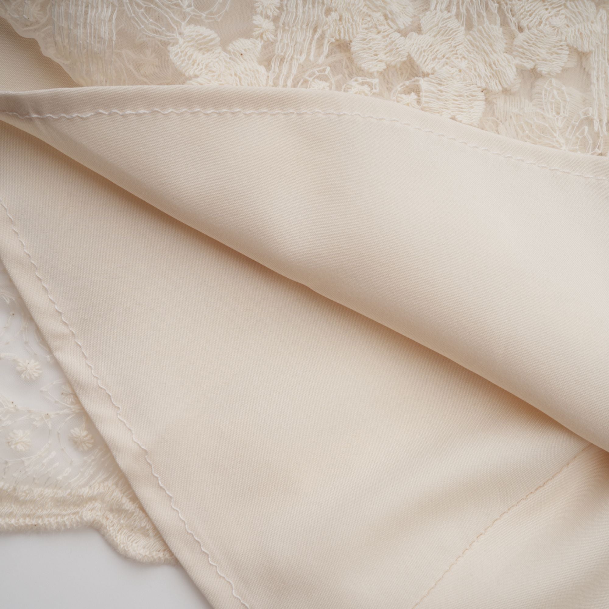 فستان روكسان متوسط الطول مطرز بالدانتيل بألوان محايدة