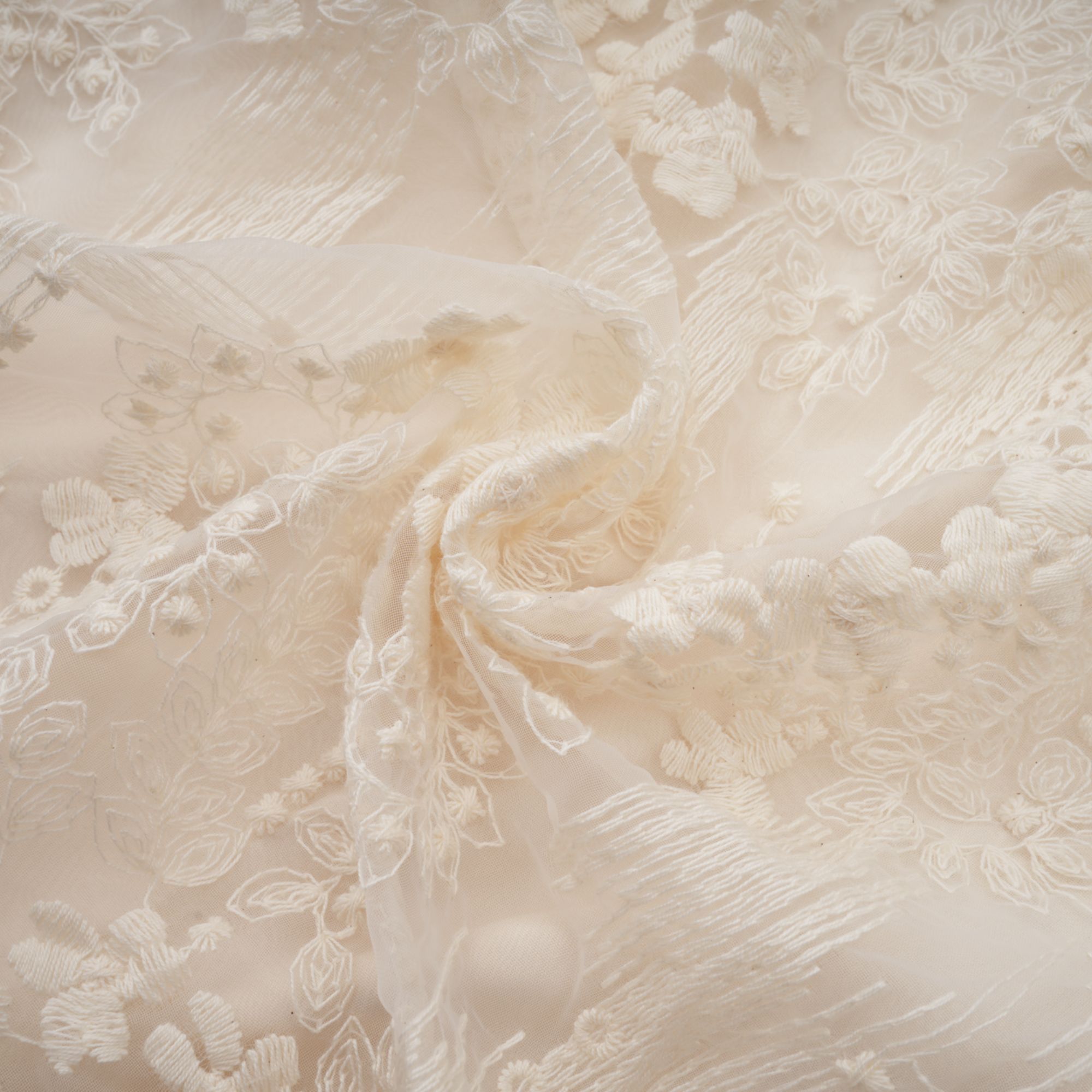 فستان روكسان متوسط الطول مطرز بالدانتيل بألوان محايدة