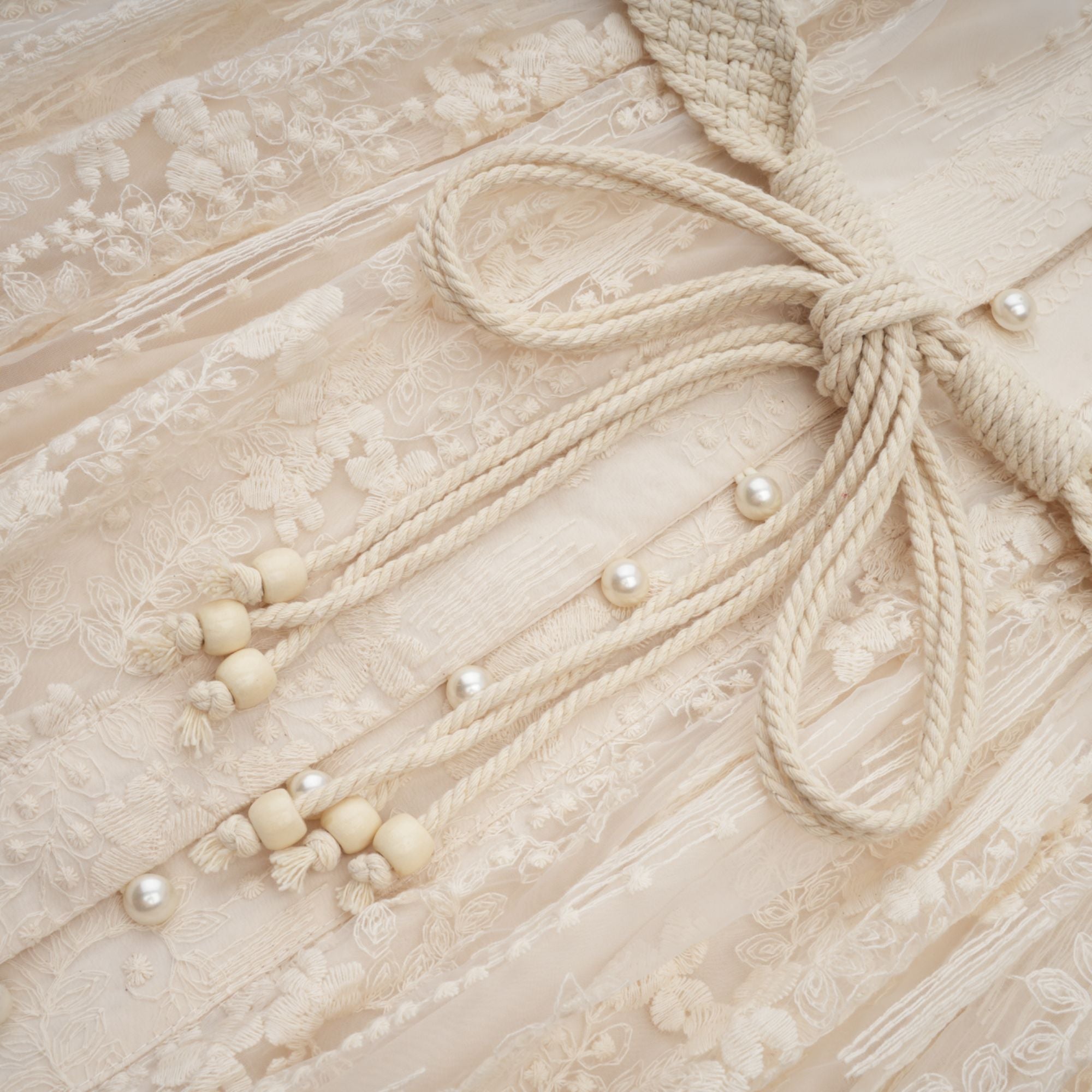 فستان روكسان متوسط الطول مطرز بالدانتيل بألوان محايدة