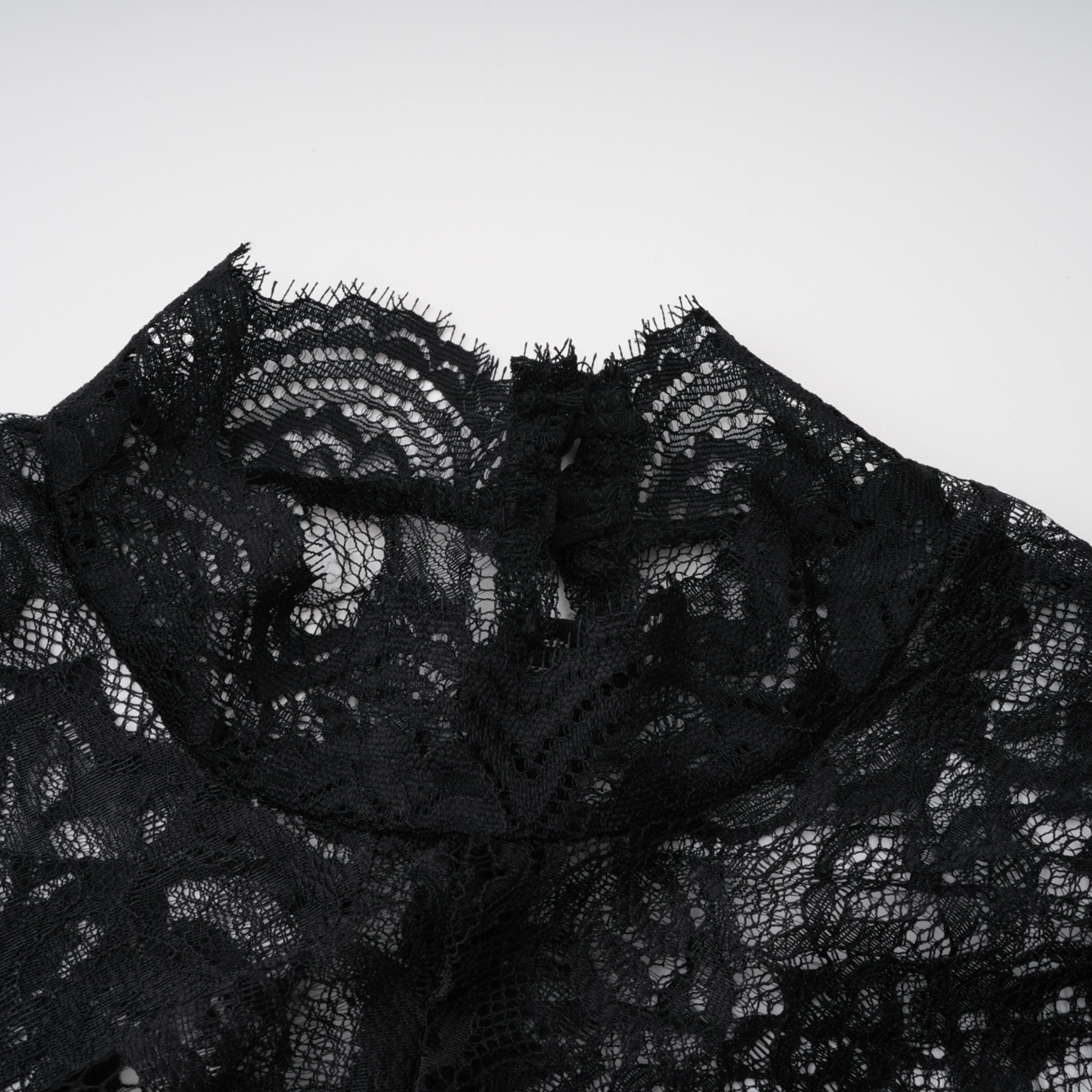 Maxikleid mit Spitzenärmeln