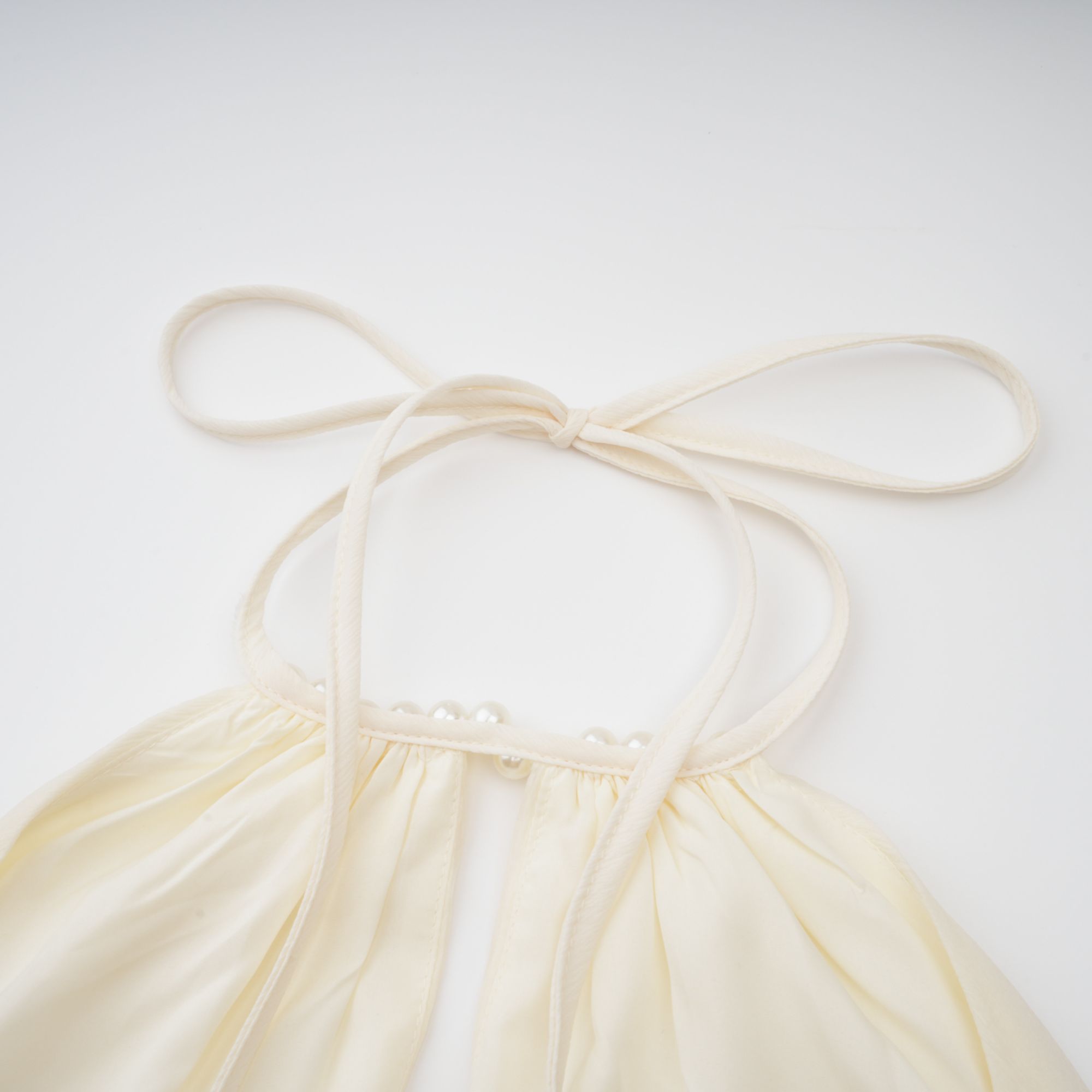 فستان قصير من Bérénice باللون الأبيض مع رقبة على شكل حرف V ولؤلؤ صناعي