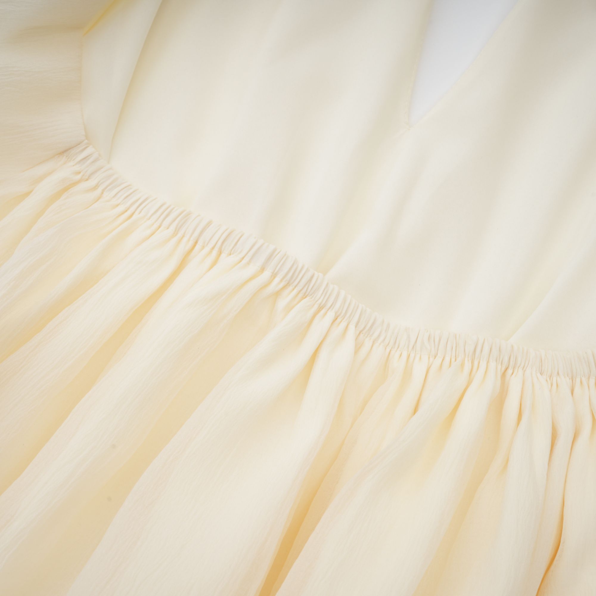 فستان قصير من Bérénice باللون الأبيض مع رقبة على شكل حرف V ولؤلؤ صناعي