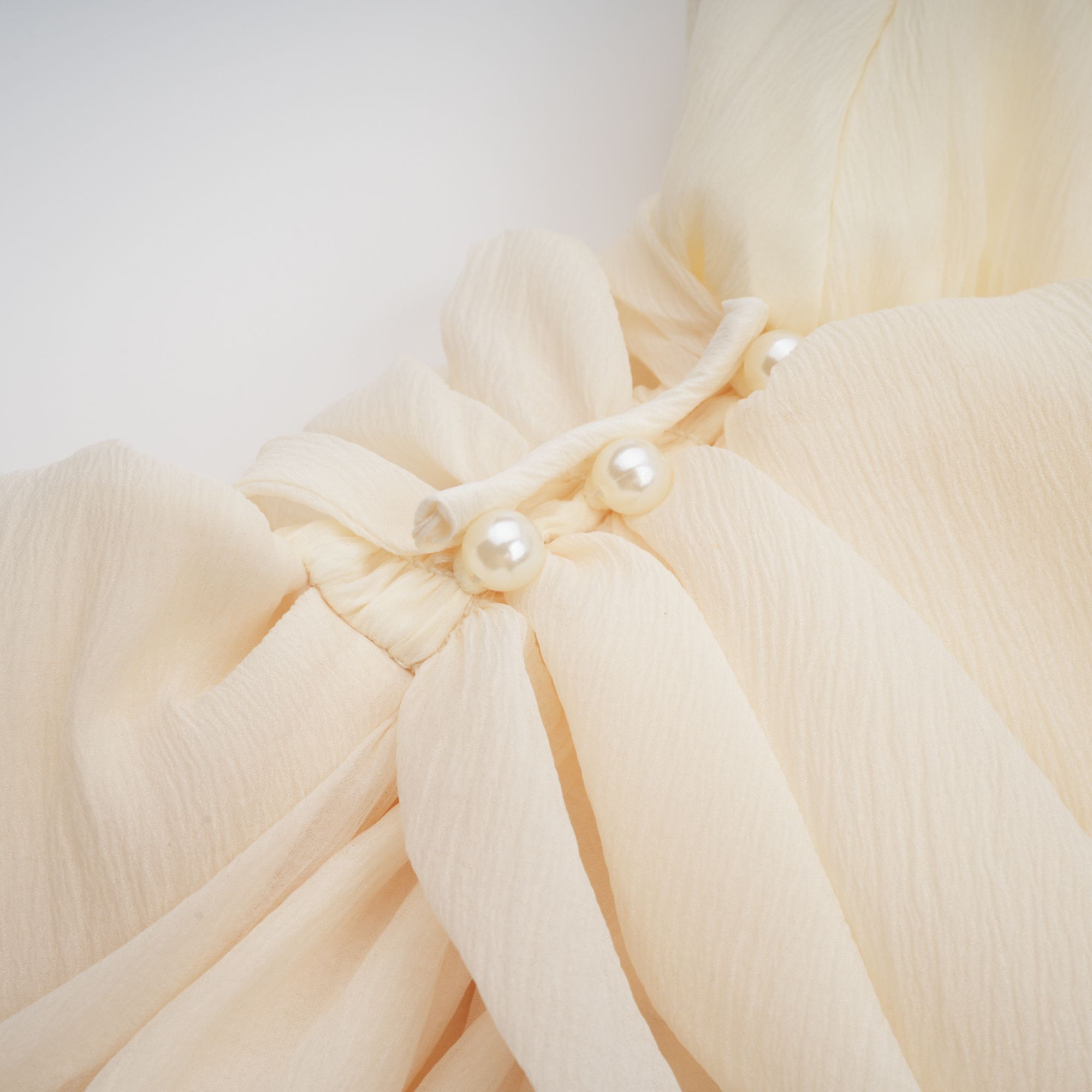 فستان قصير من Bérénice باللون الأبيض مع رقبة على شكل حرف V ولؤلؤ صناعي