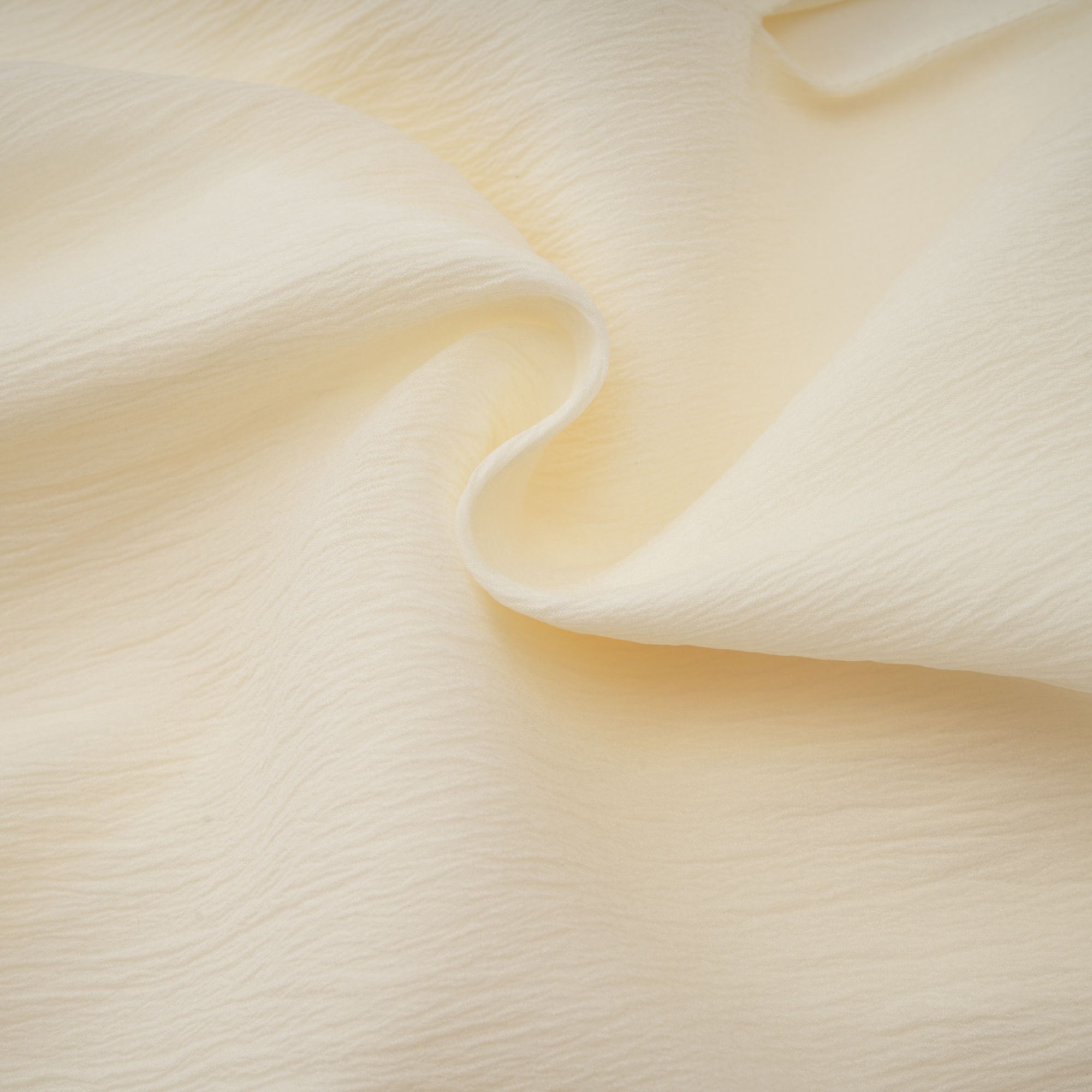 فستان قصير من Bérénice باللون الأبيض مع رقبة على شكل حرف V ولؤلؤ صناعي