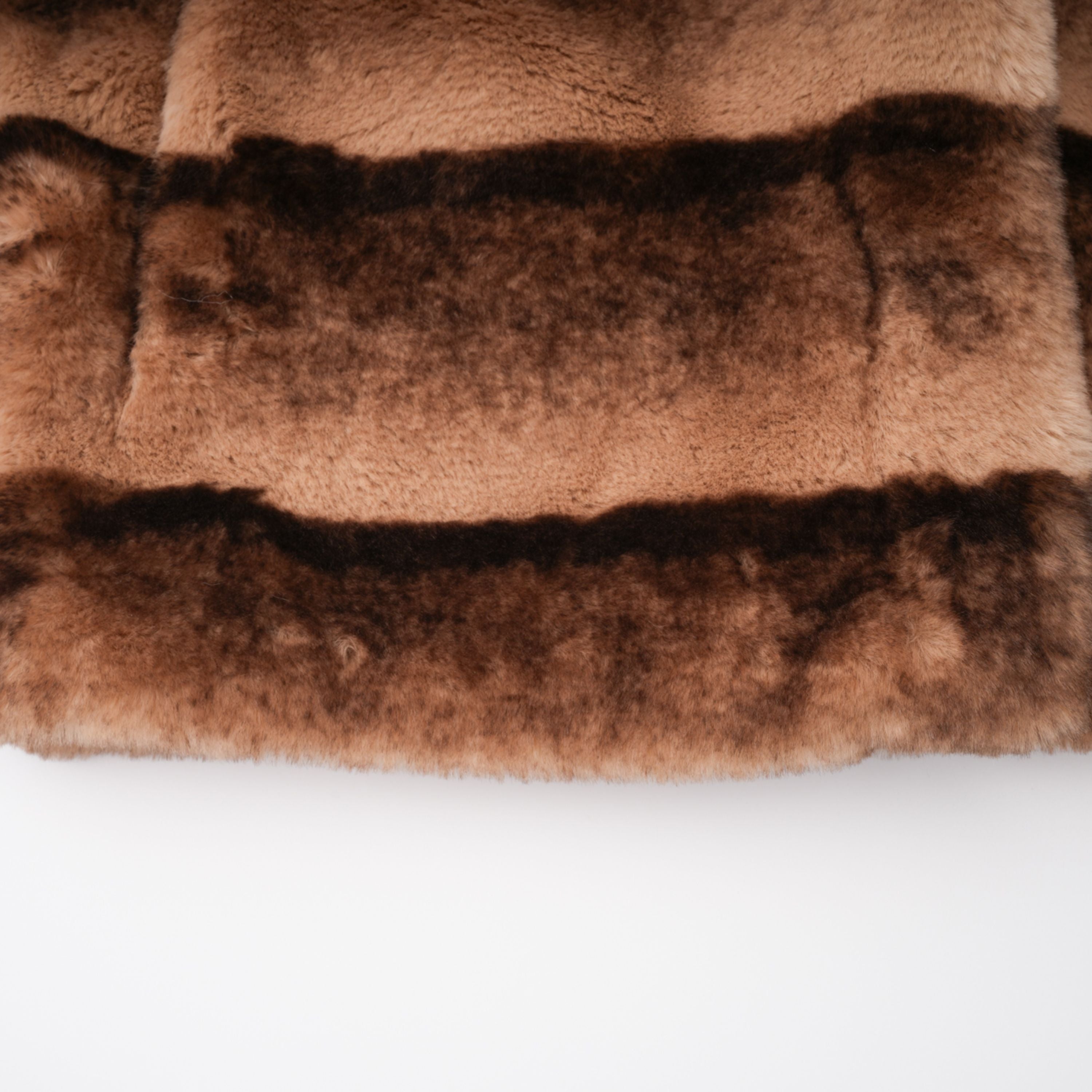 Alina Brown Kurzmantel aus Kunstfell mit Farbverlauf