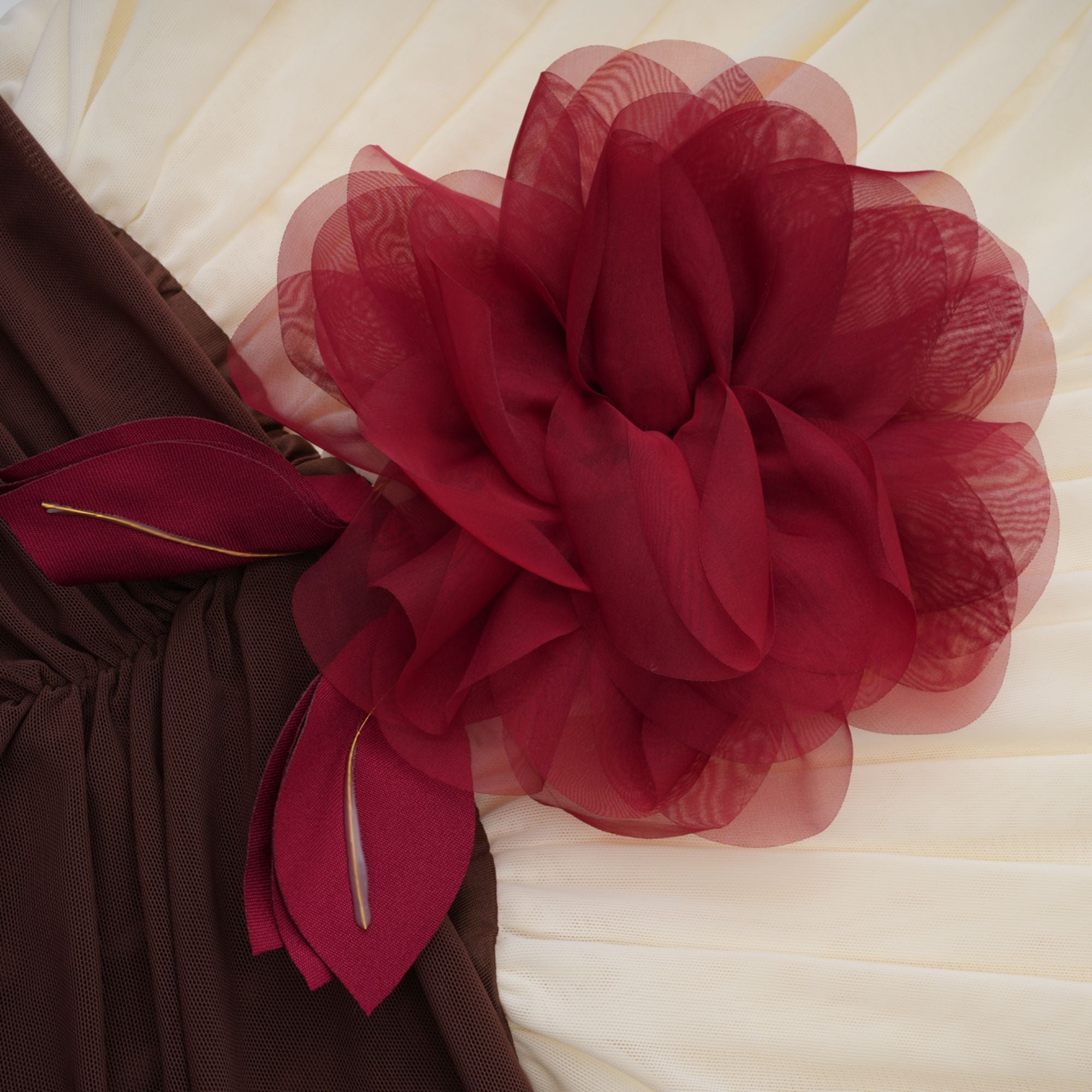 فستان متوسط الطول من Léontine مزين ببروش زهور متعدد الألوان