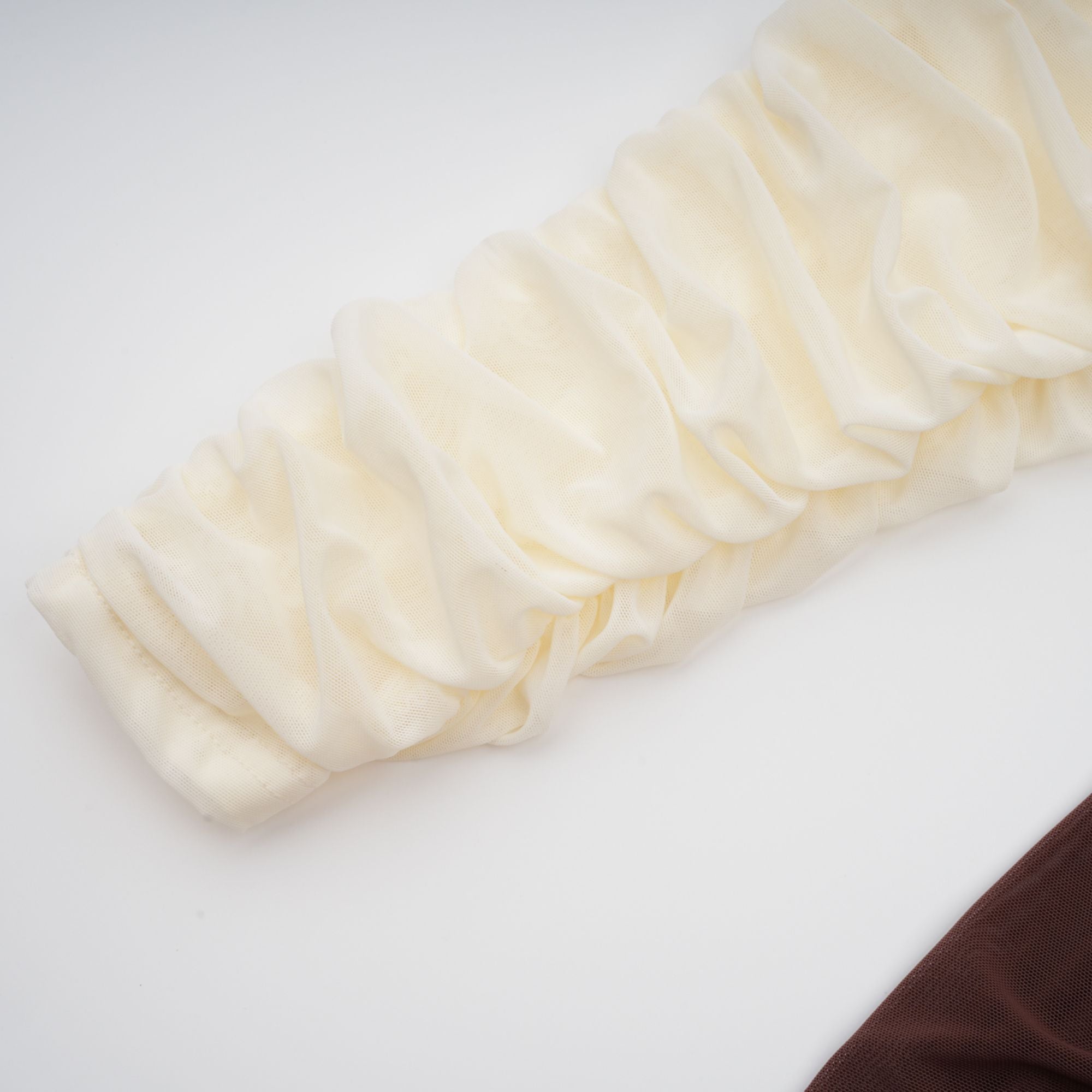 فستان متوسط الطول من Léontine مزين ببروش زهور متعدد الألوان