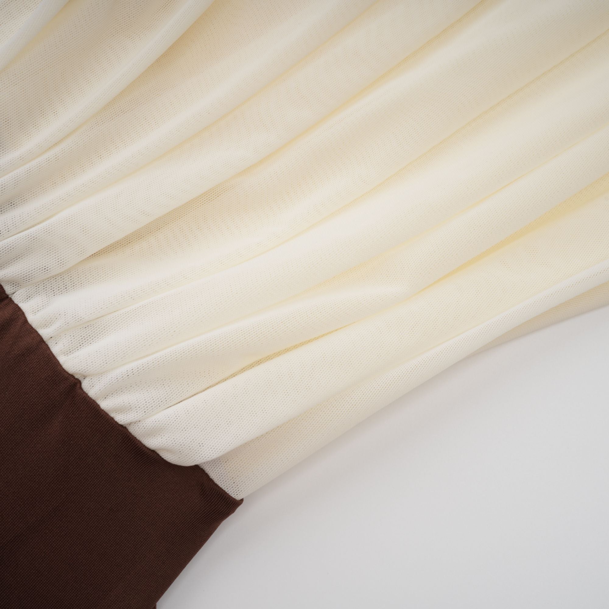 فستان متوسط الطول من Léontine مزين ببروش زهور متعدد الألوان