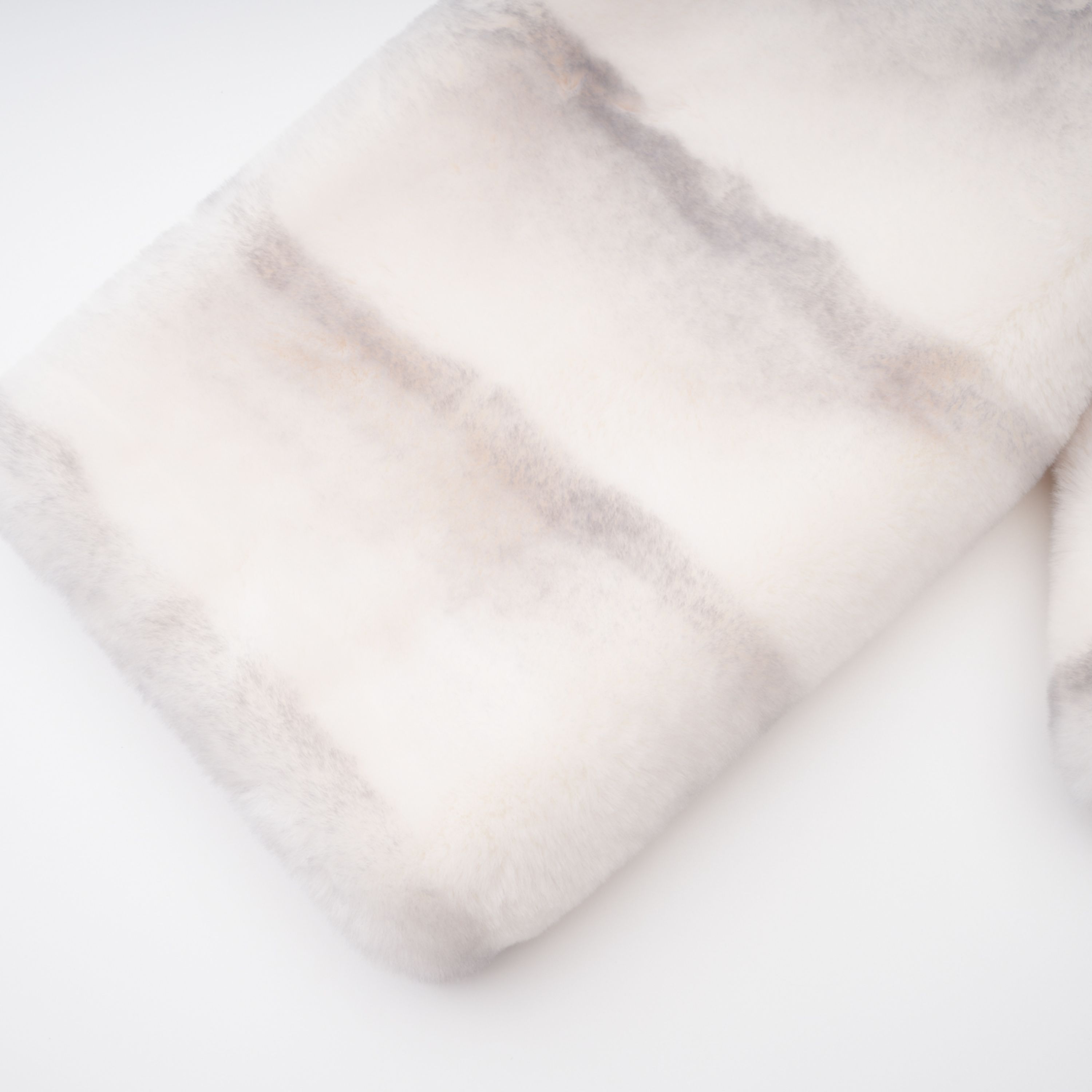 Alina Weißer Kurzmantel aus Kunstfell mit Farbverlauf