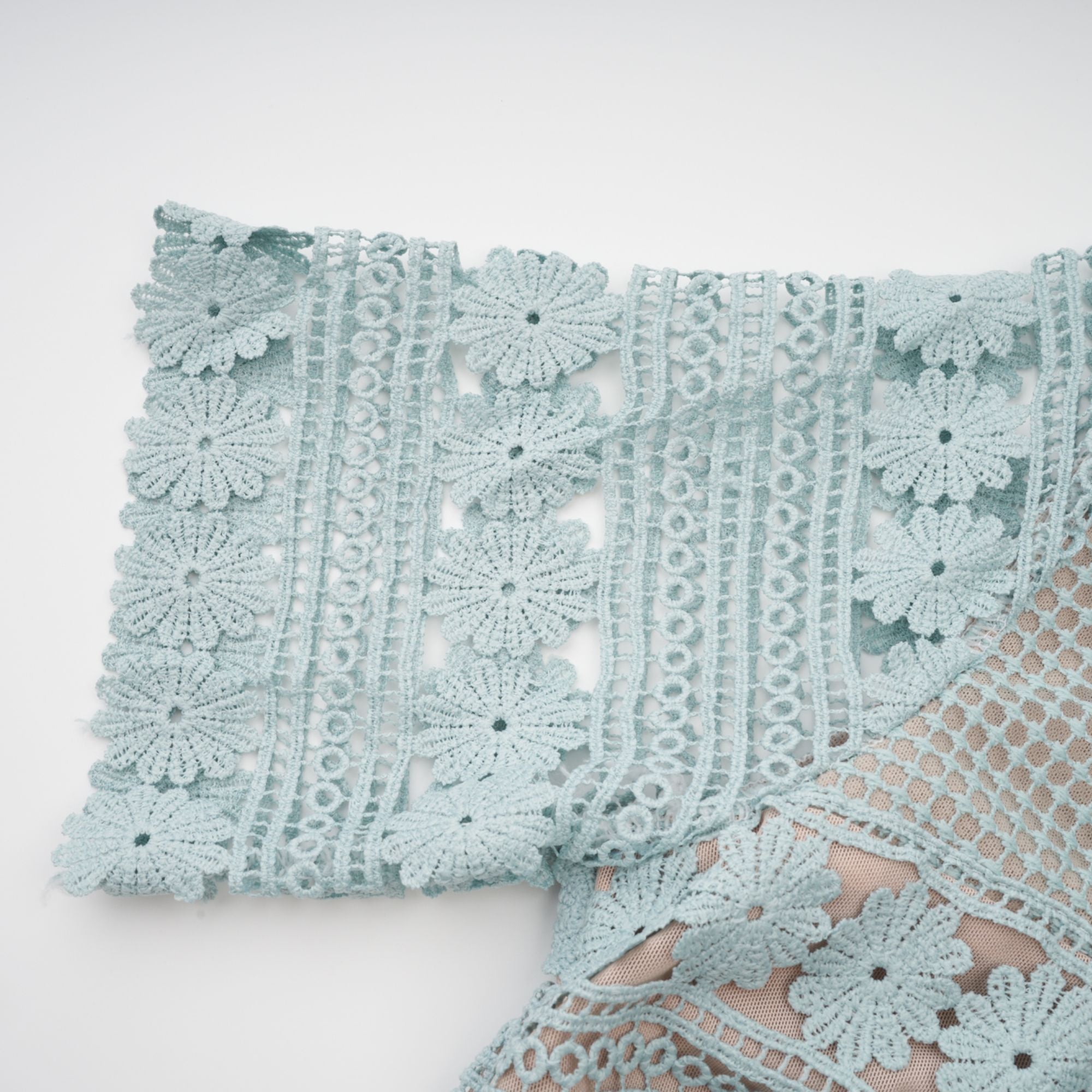 فستان ميدي مطرز بالزهور باللون الأخضر المحيطي