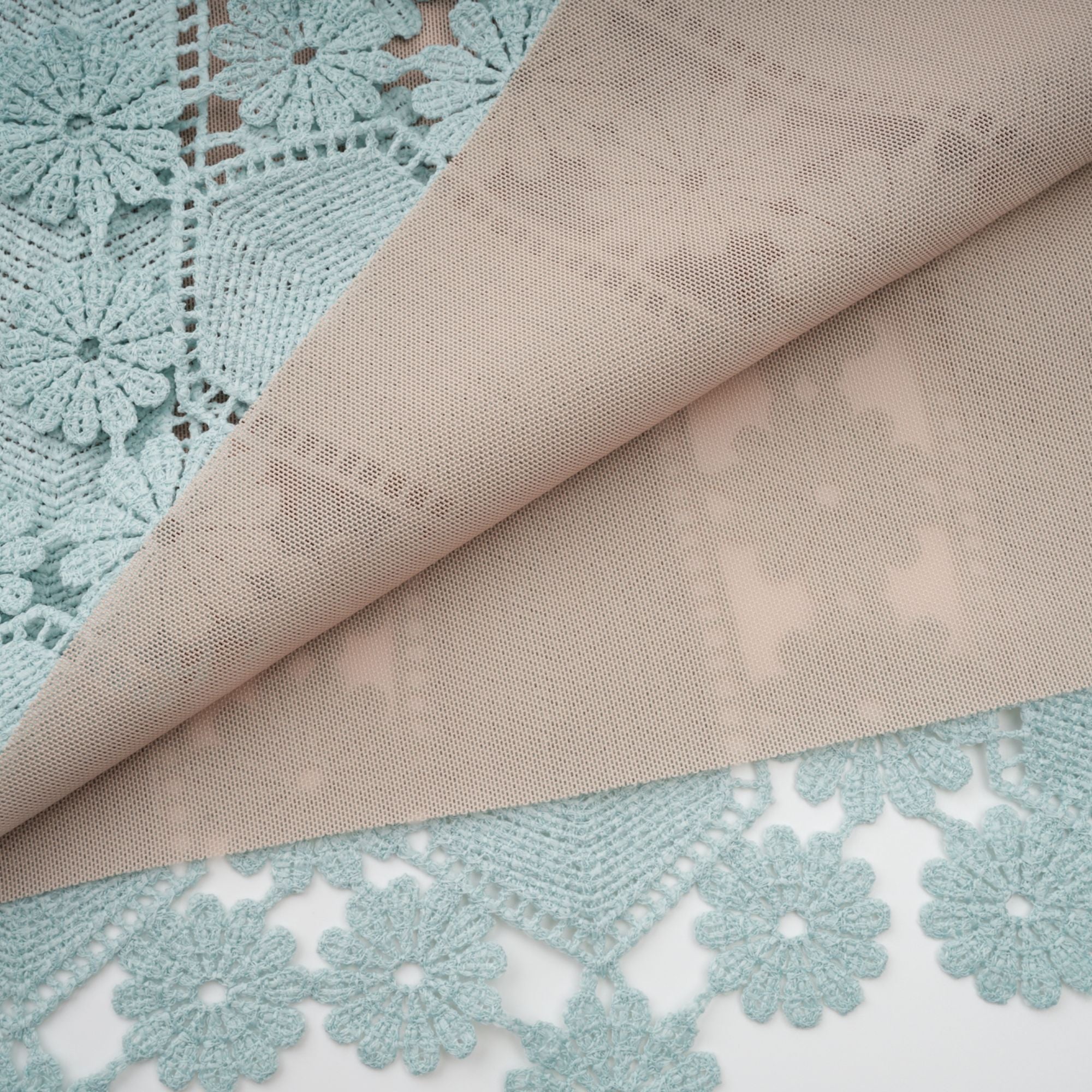 فستان ميدي مطرز بالزهور باللون الأخضر المحيطي