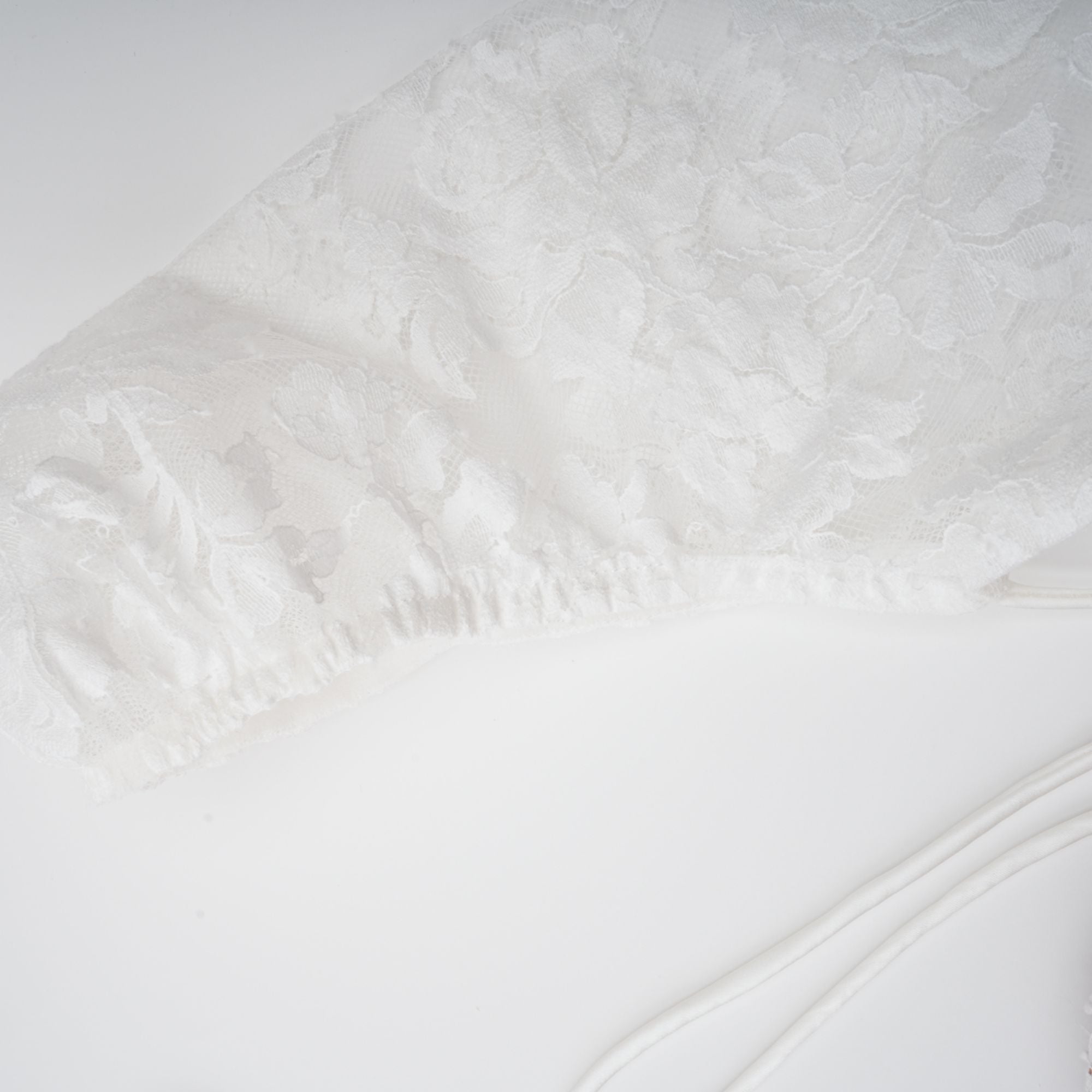 فستان فيفيان قصير من الدانتيل باللون الأبيض