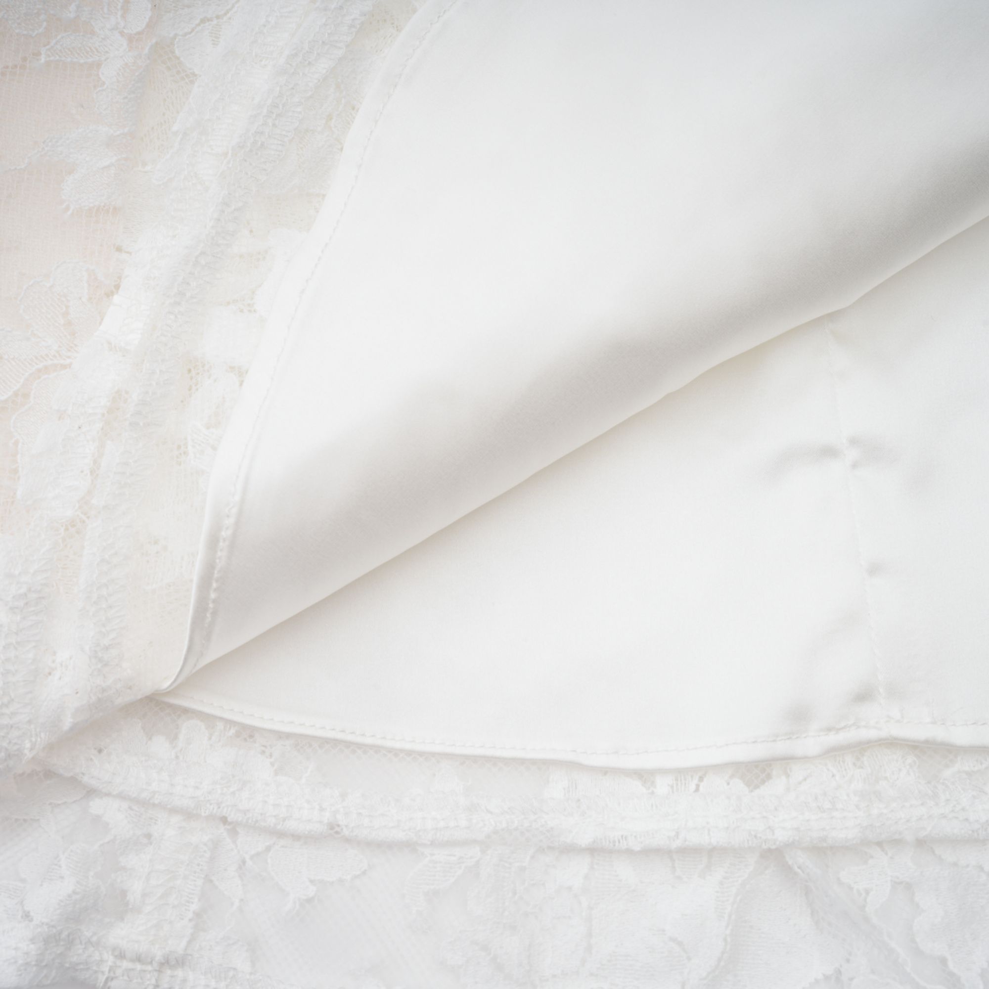 فستان فيفيان قصير من الدانتيل باللون الأبيض