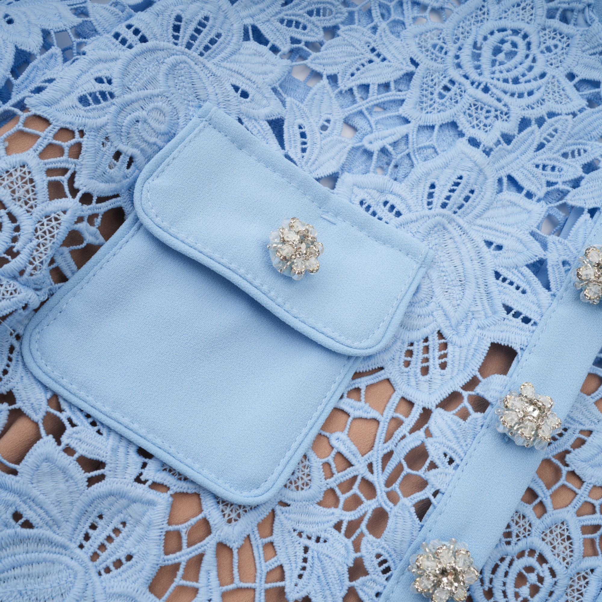 فستان أريان الأزرق القصير من الدانتيل المزين بالزهور