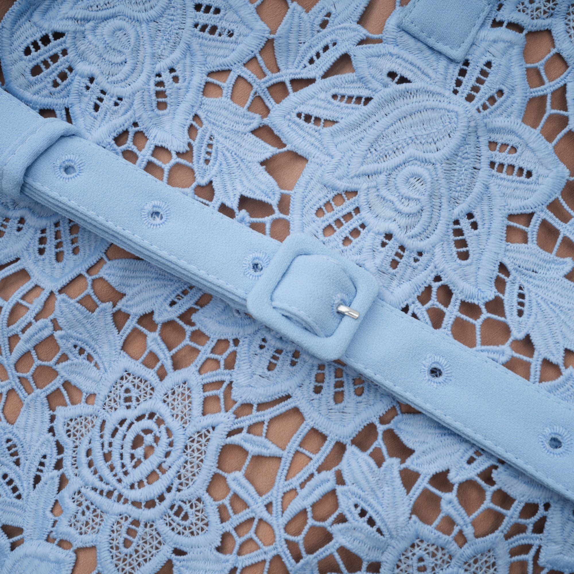 فستان أريان الأزرق القصير من الدانتيل المزين بالزهور