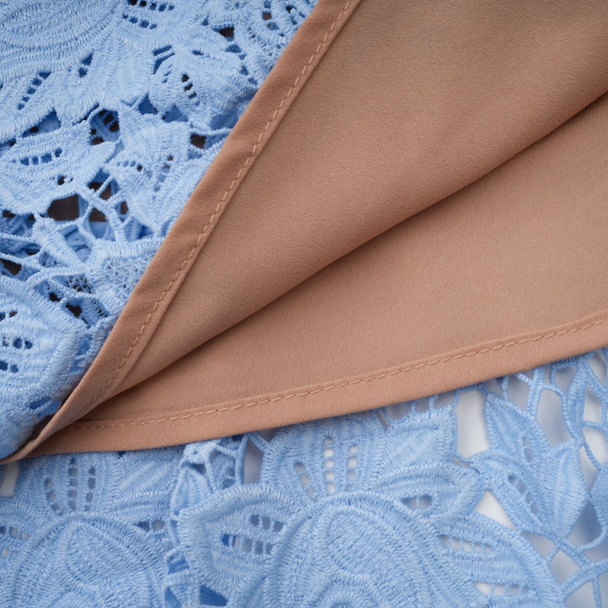 فستان أريان الأزرق القصير من الدانتيل المزين بالزهور