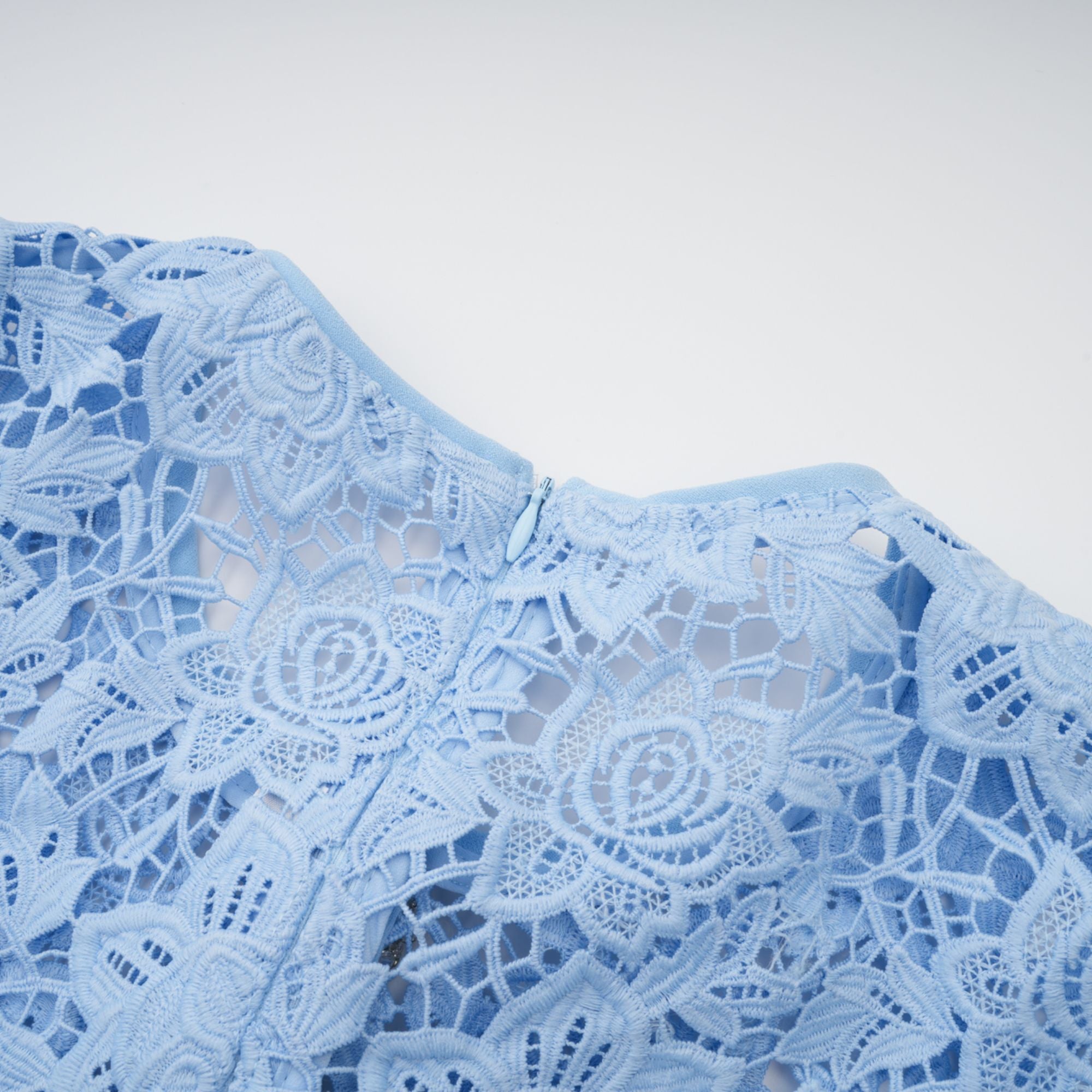 فستان أريان الأزرق القصير من الدانتيل المزين بالزهور