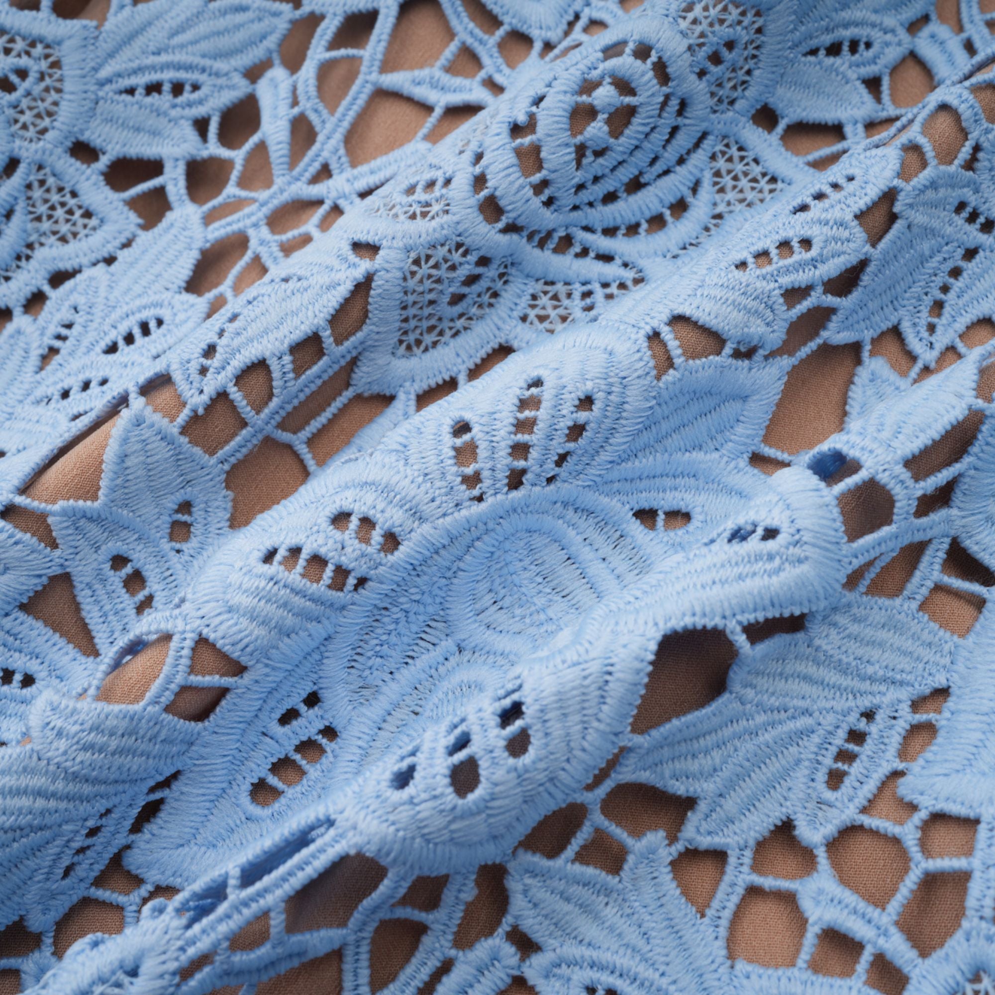 فستان أريان الأزرق القصير من الدانتيل المزين بالزهور