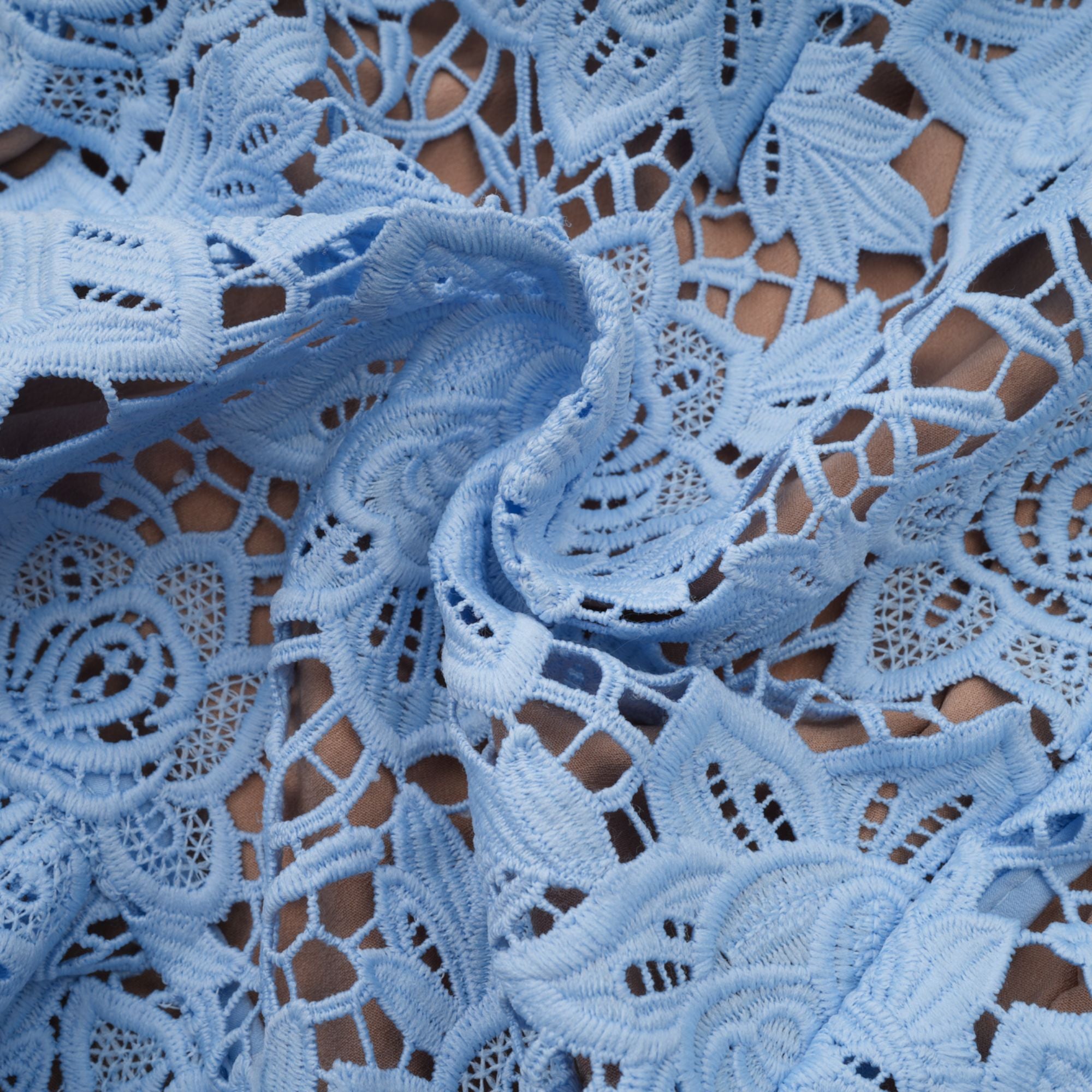 فستان أريان الأزرق القصير من الدانتيل المزين بالزهور