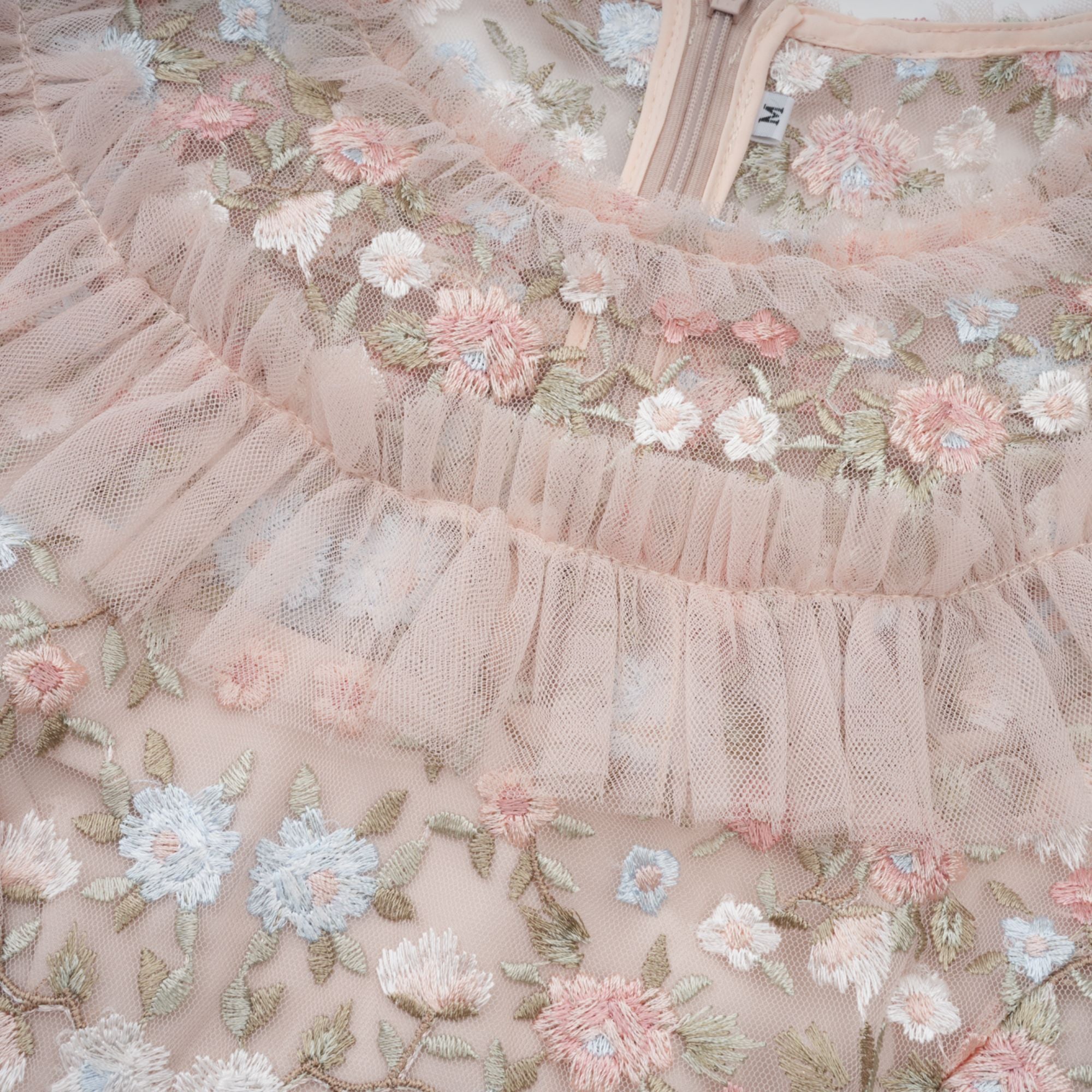 فستان كيفينا متوسط الطول مطرز بالورود ومكشكشة