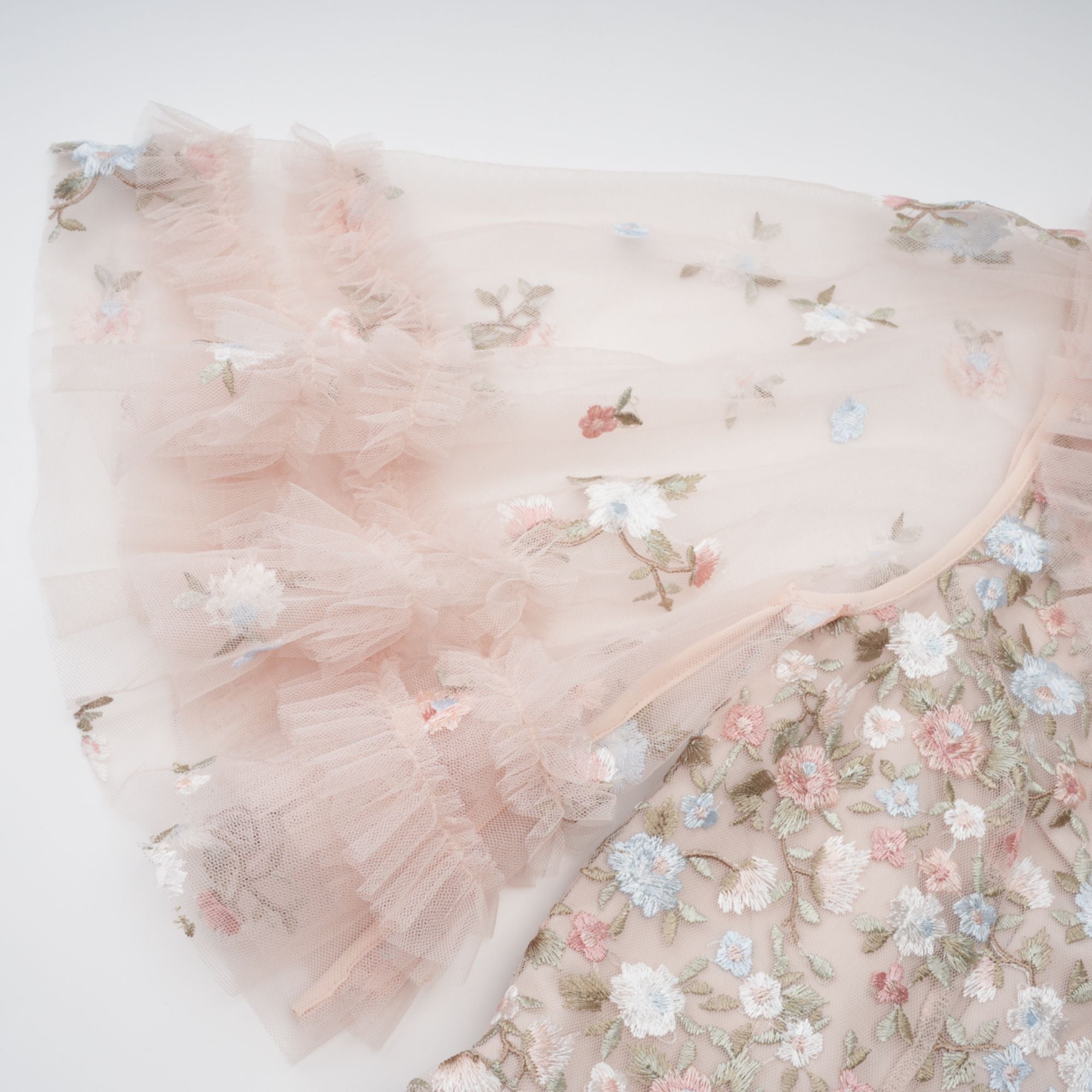 فستان كيفينا متوسط الطول مطرز بالورود ومكشكشة