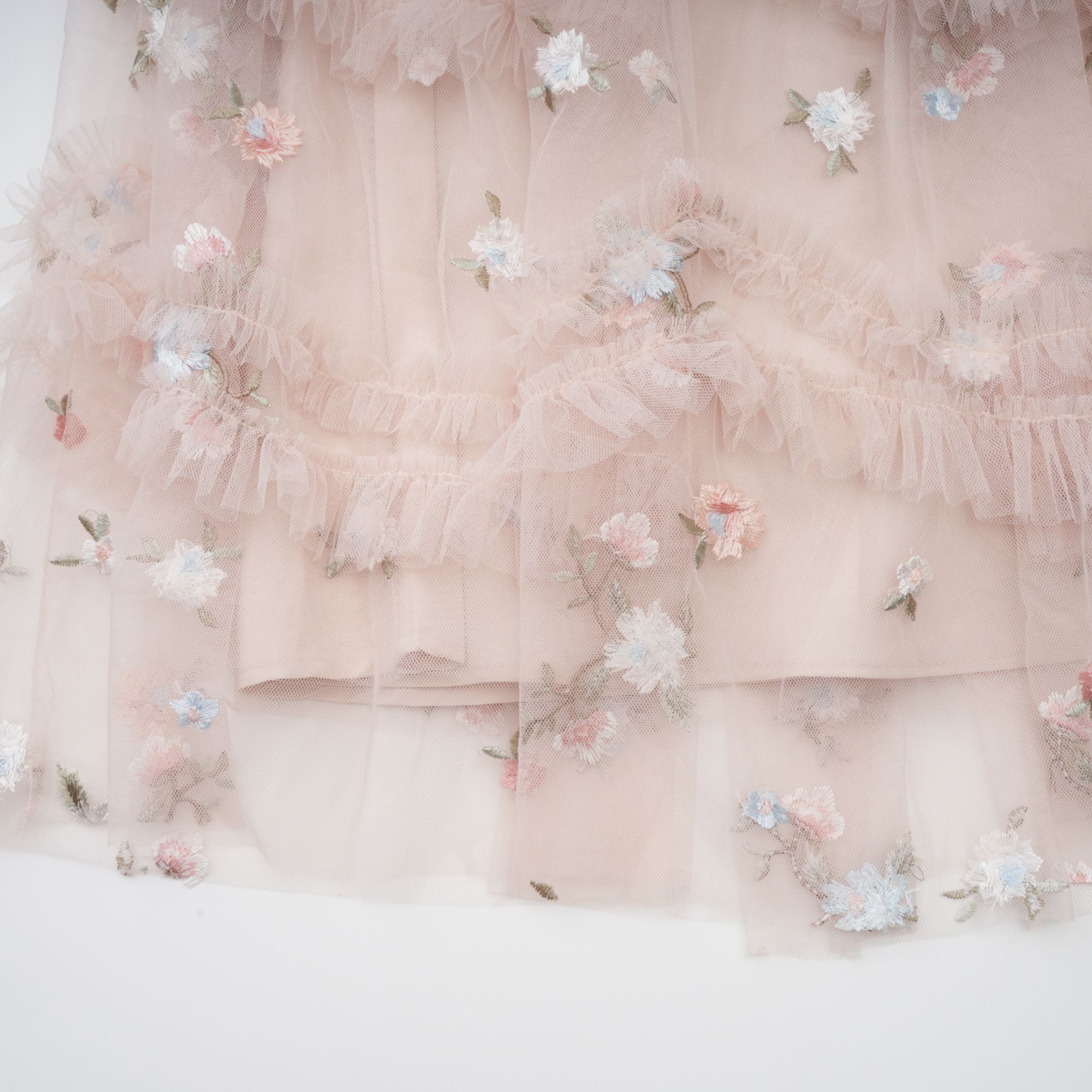 فستان كيفينا متوسط الطول مطرز بالورود ومكشكشة