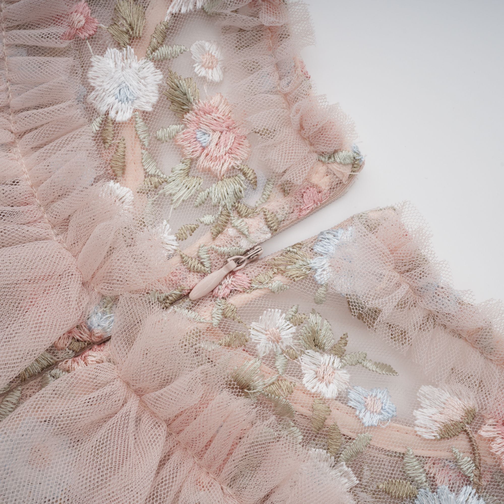 فستان كيفينا متوسط الطول مطرز بالورود ومكشكشة