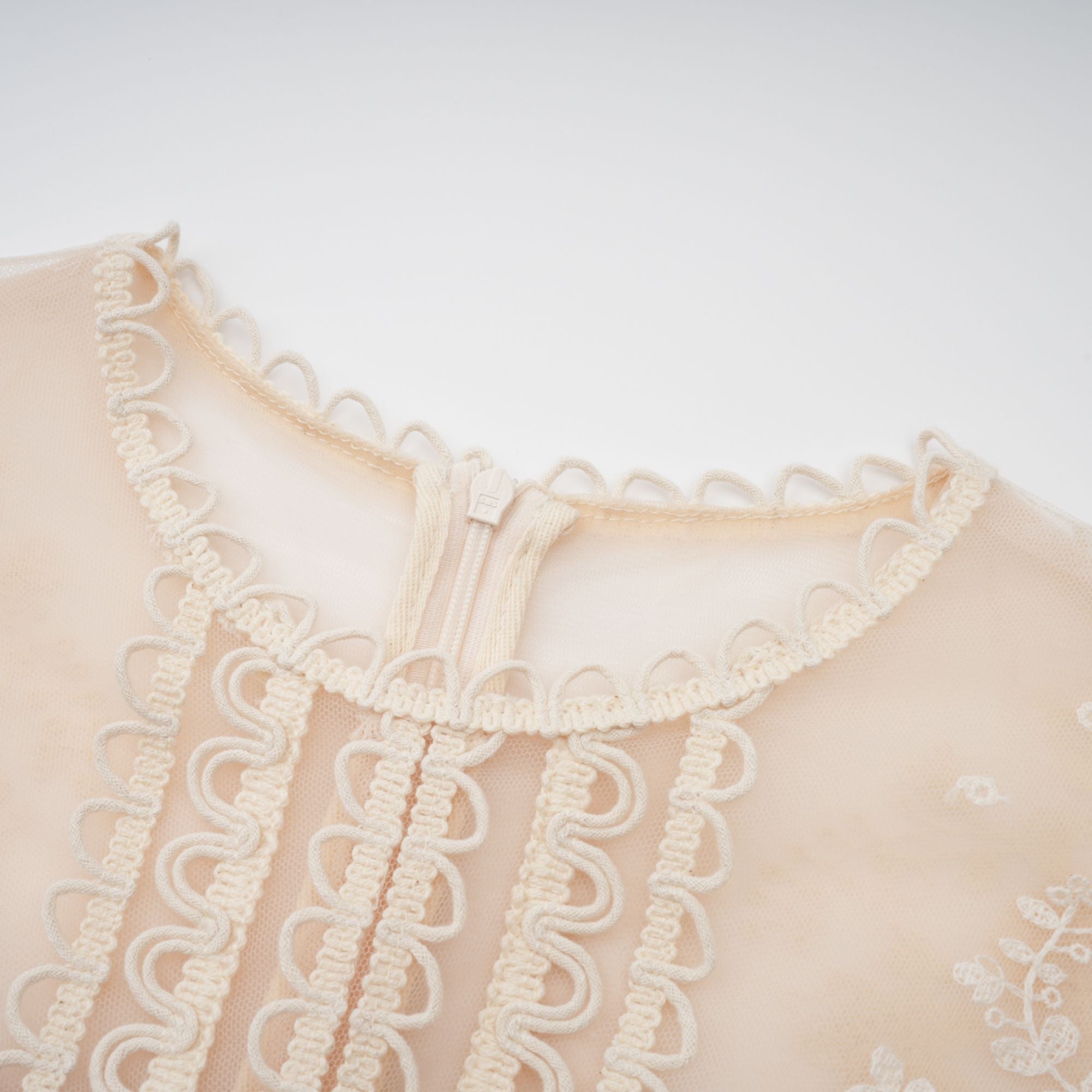 فستان ميدي من الدانتيل المطرز بالورود بألوان محايدة