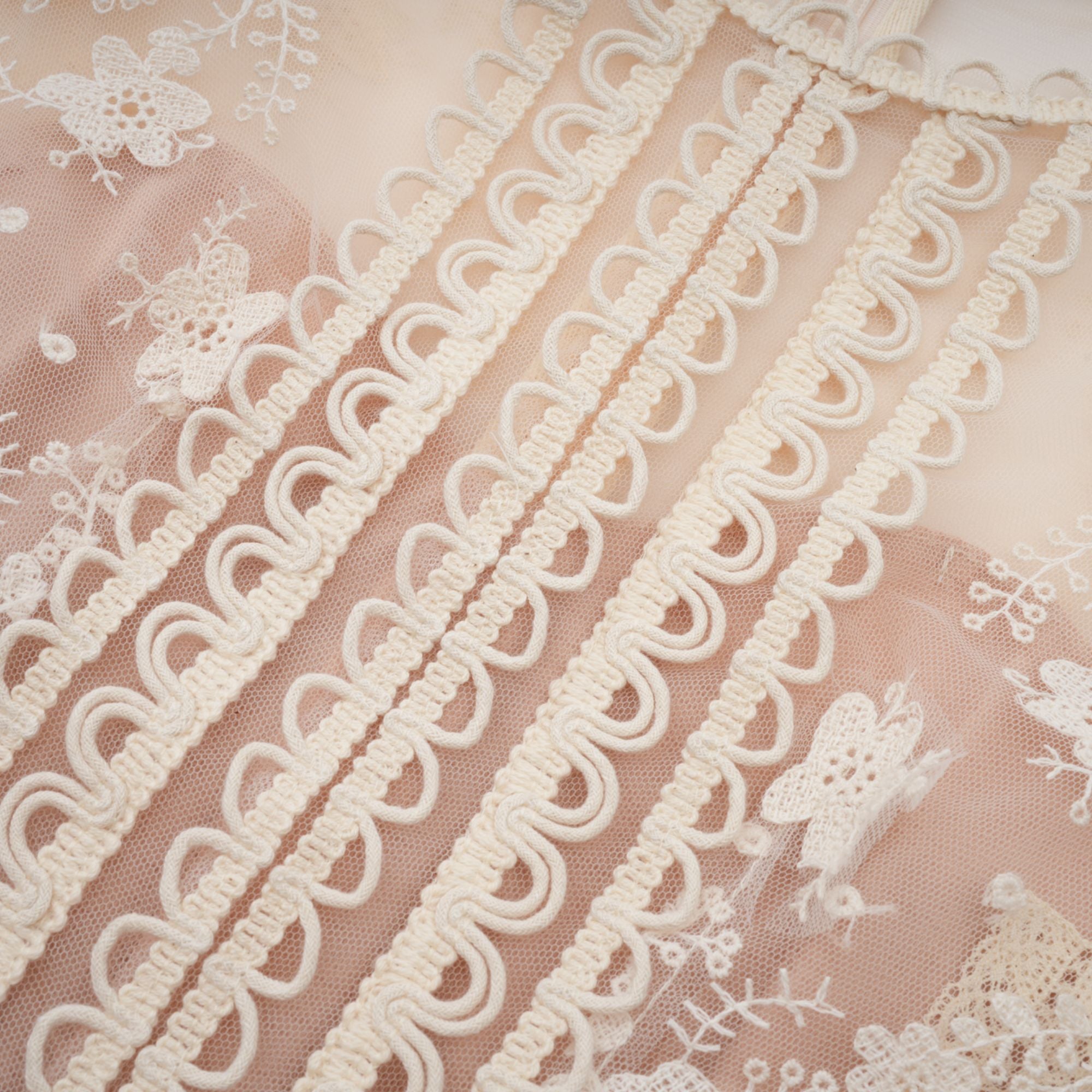 فستان ميدي من الدانتيل المطرز بالورود بألوان محايدة