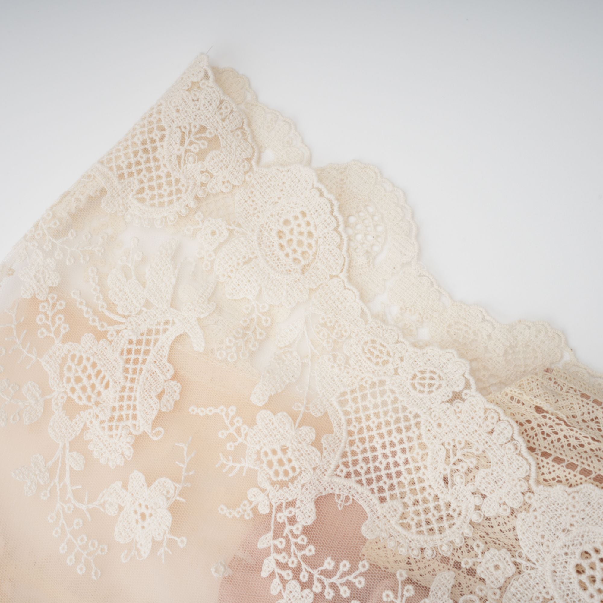 فستان ميدي من الدانتيل المطرز بالورود بألوان محايدة