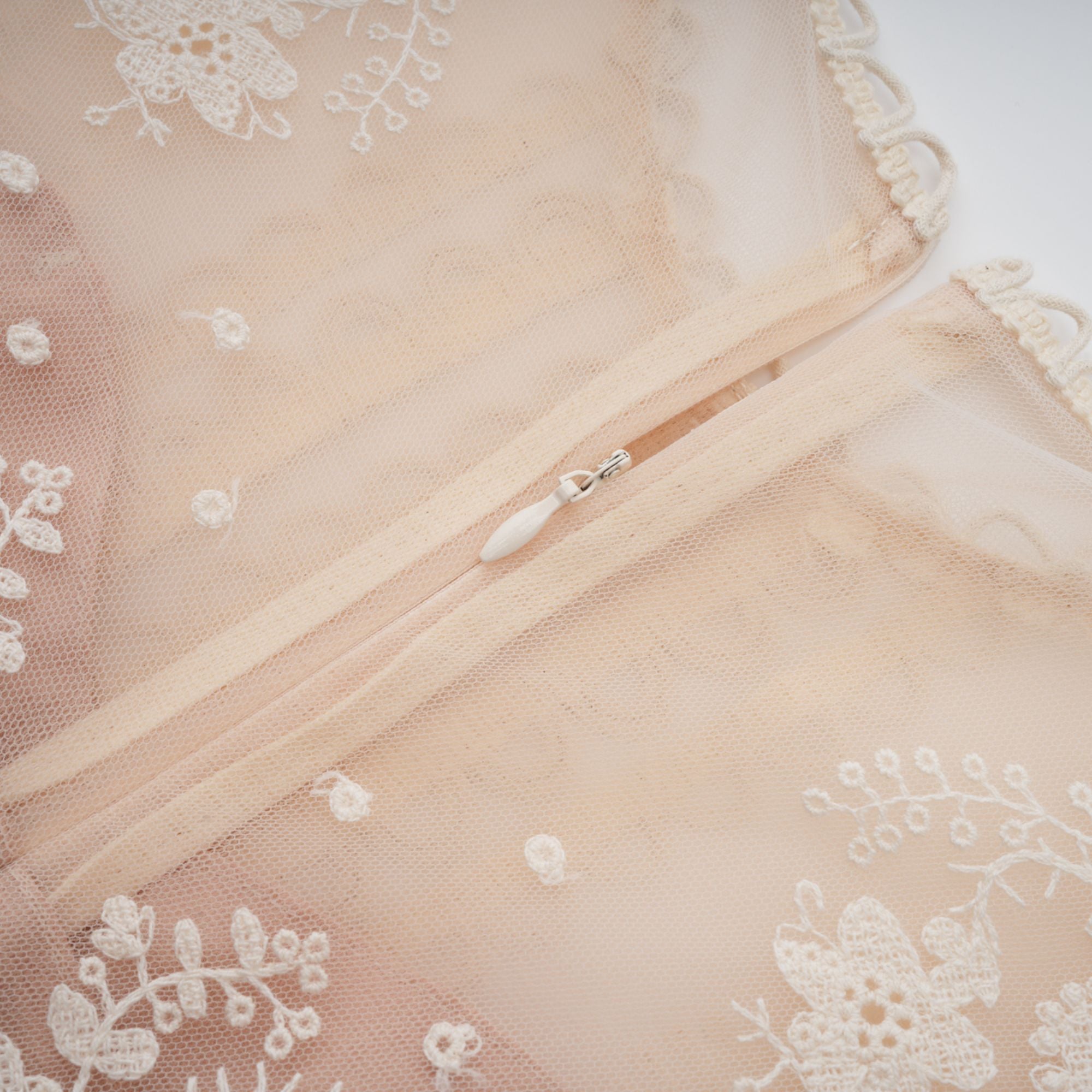 فستان ميدي من الدانتيل المطرز بالورود بألوان محايدة