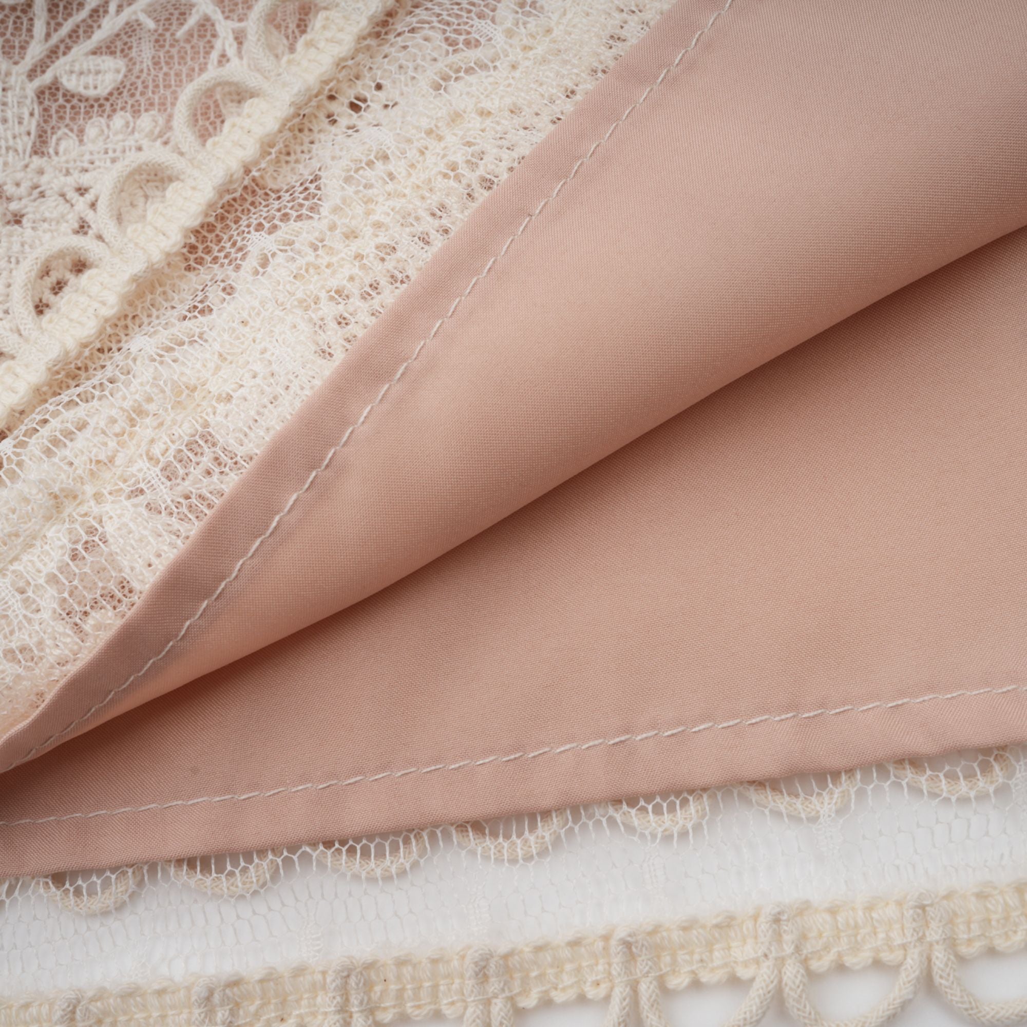 فستان ميدي من الدانتيل المطرز بالورود بألوان محايدة