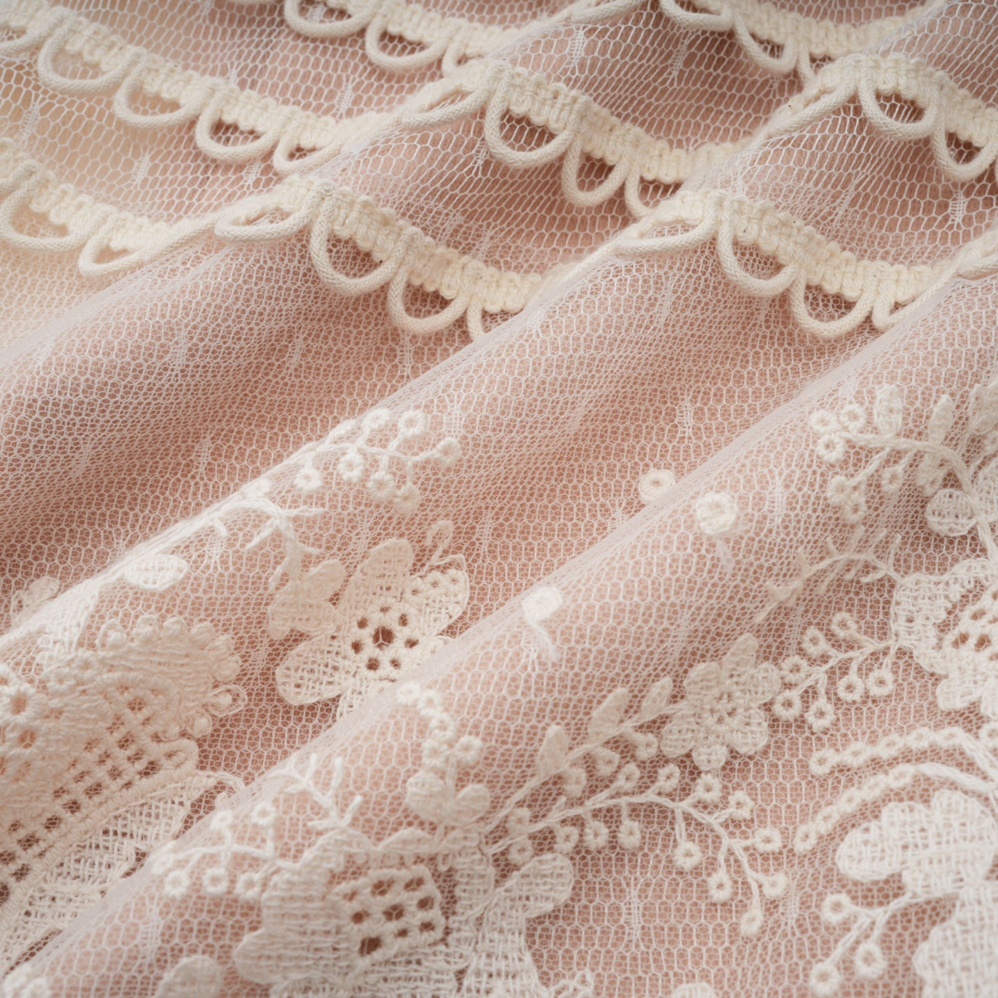 فستان ميدي من الدانتيل المطرز بالورود بألوان محايدة