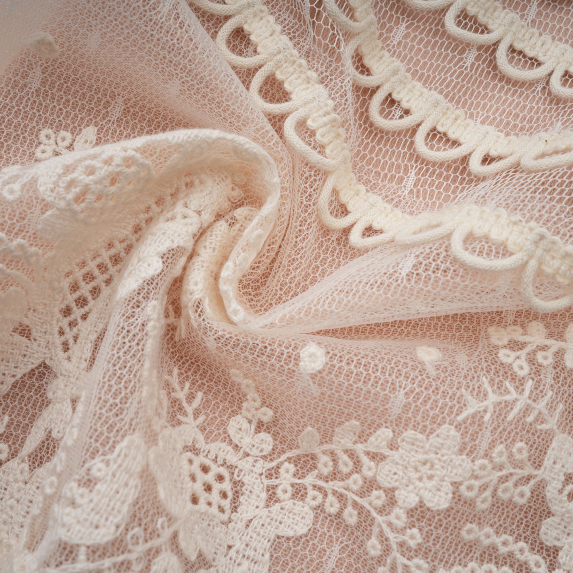 فستان ميدي من الدانتيل المطرز بالورود بألوان محايدة