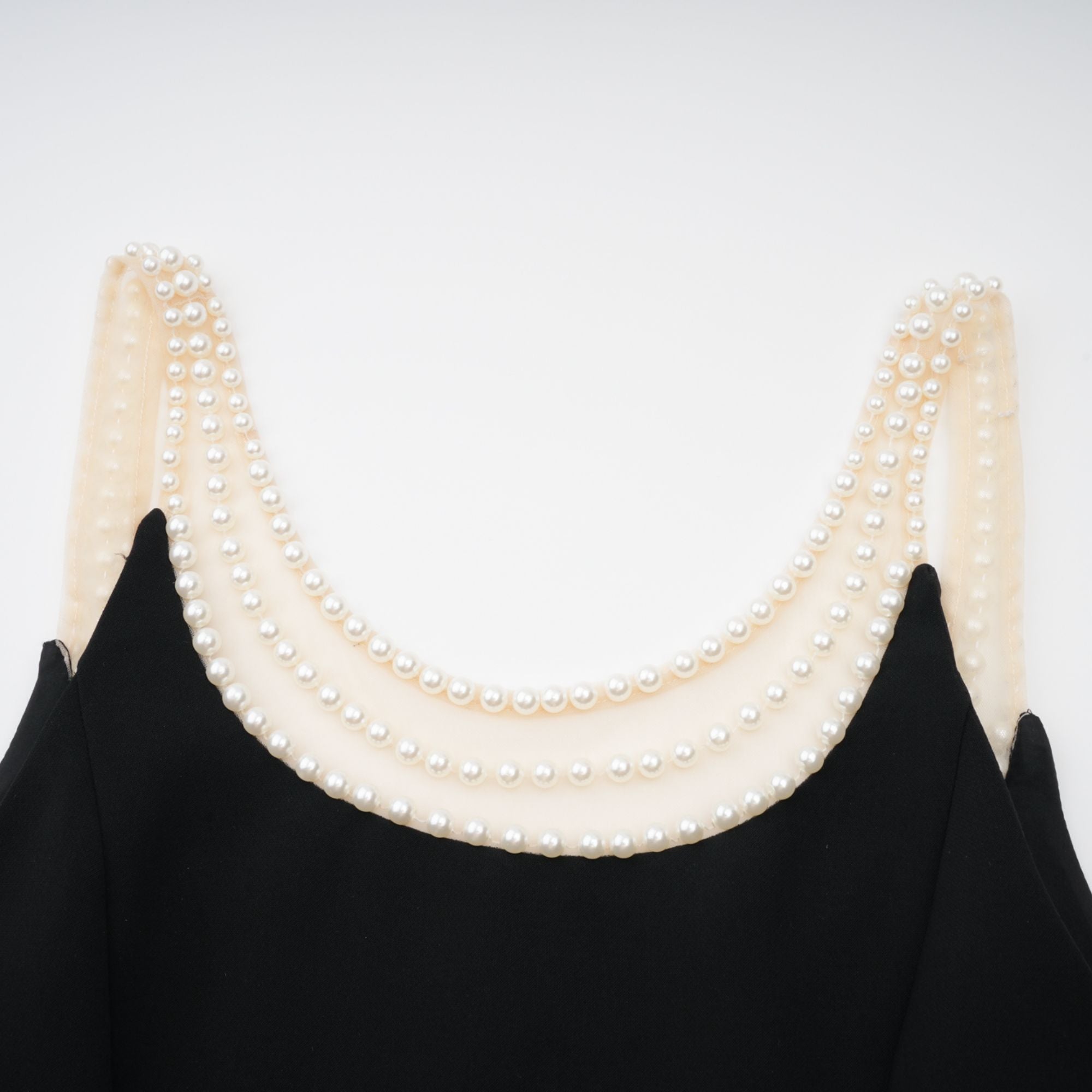 فستان دانيه قصير باللون الأسود مزين باللؤلؤ الصناعي