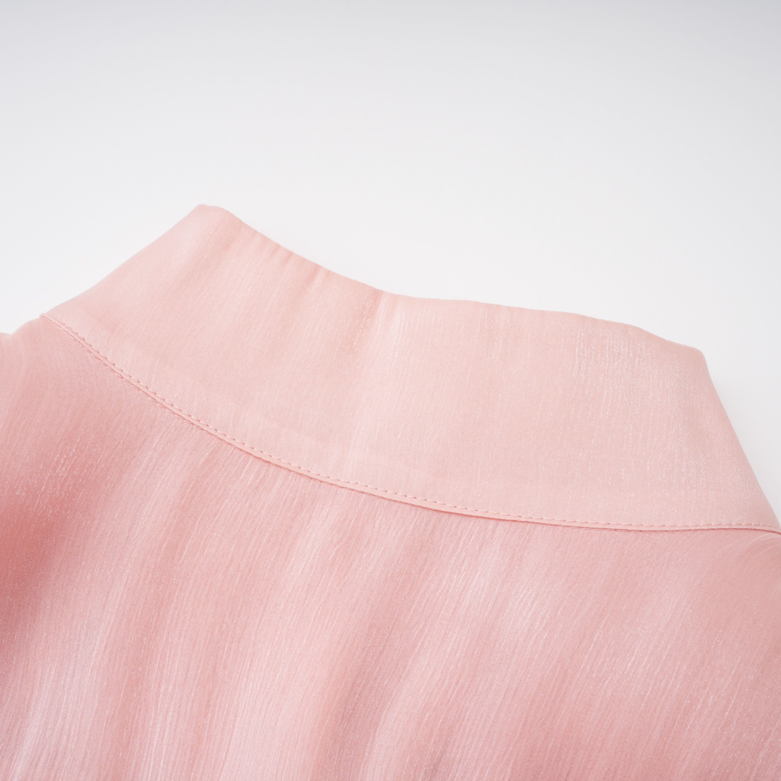 Emersyn Pinkes Minikleid mit hohem Kragen und Rüschendetails