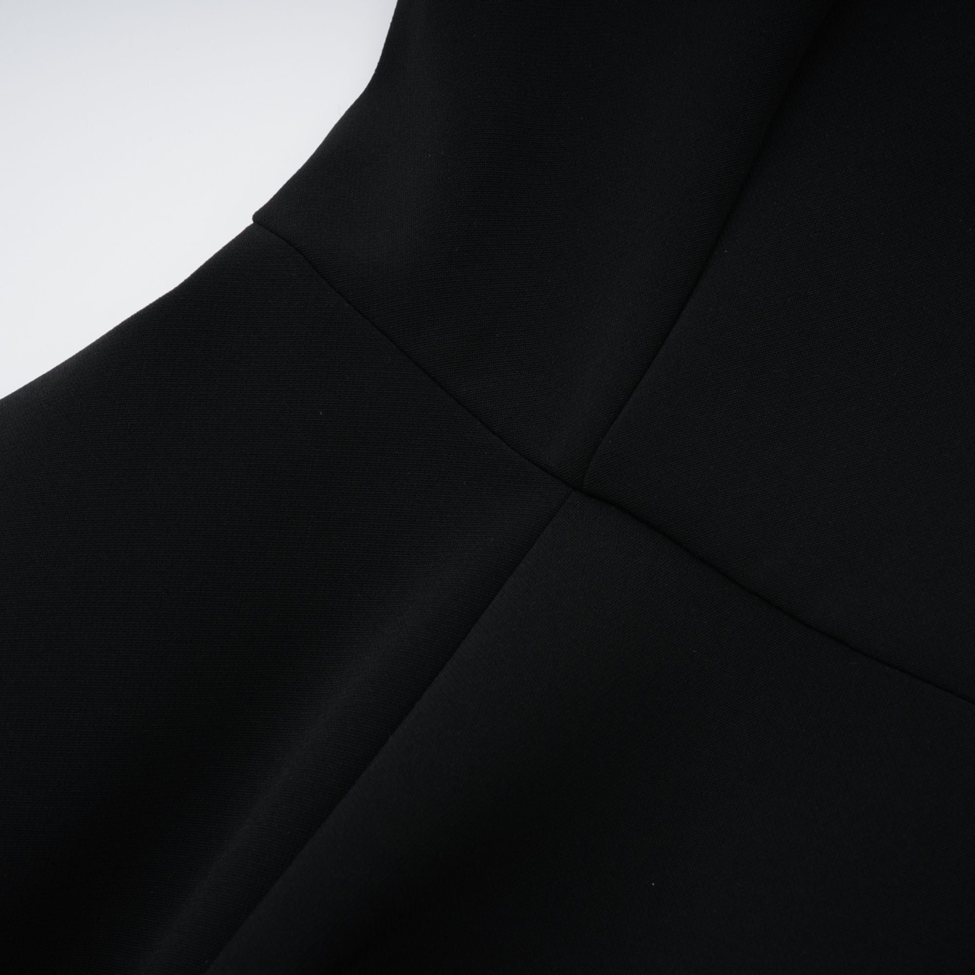 فستان دانيه قصير باللون الأسود مزين باللؤلؤ الصناعي