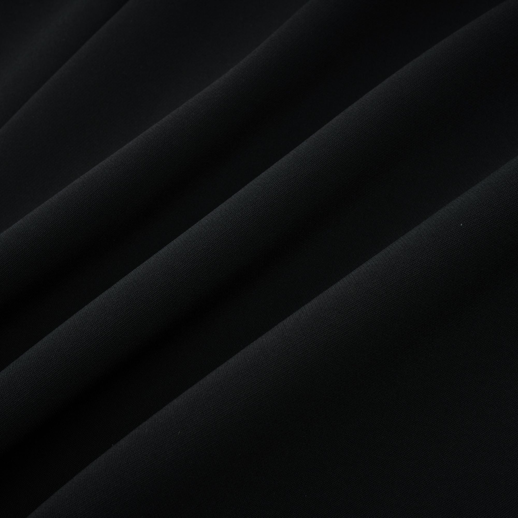 فستان دانيه قصير باللون الأسود مزين باللؤلؤ الصناعي