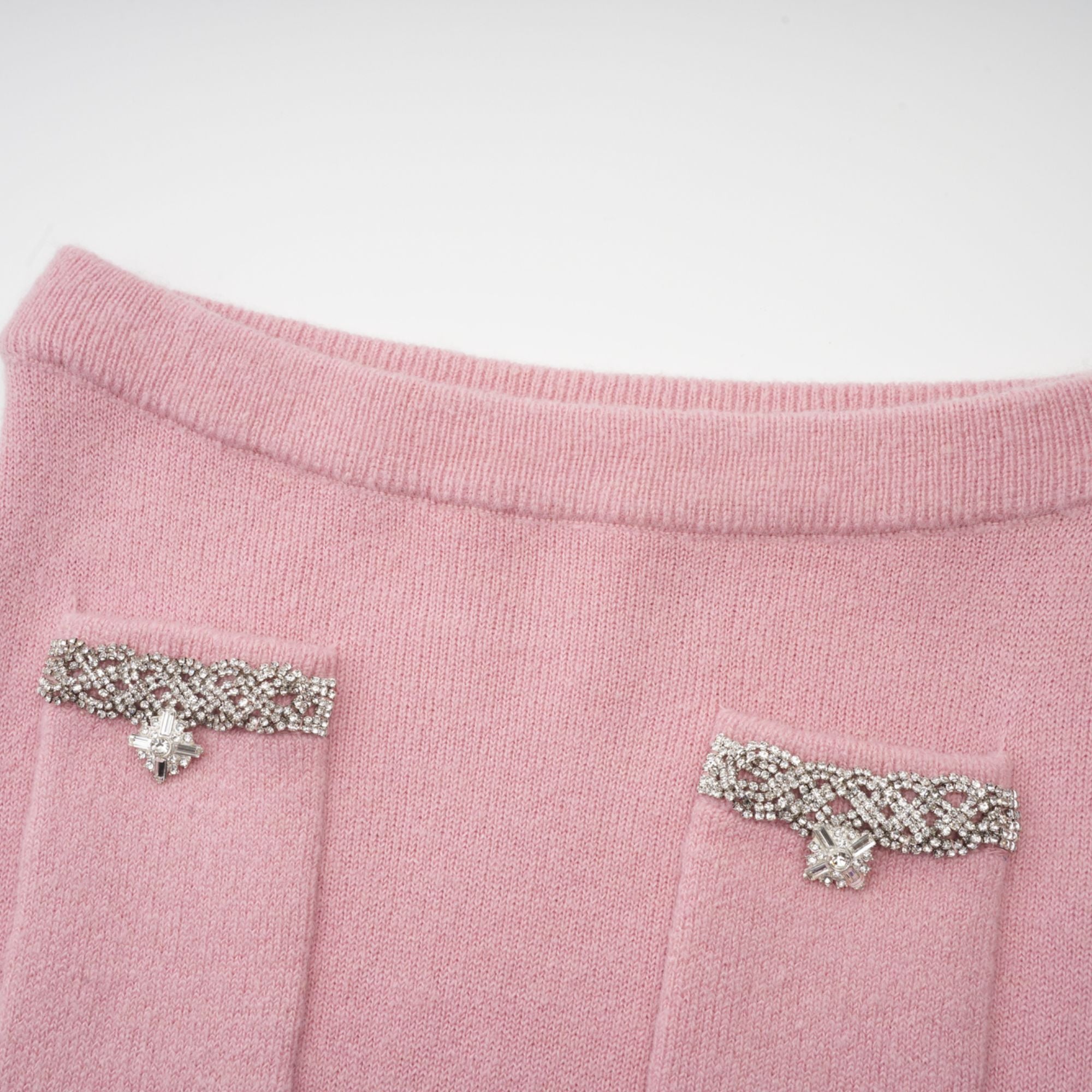 طقم رينيه الوردي المزين بالسترة والتنورة المتطابقة