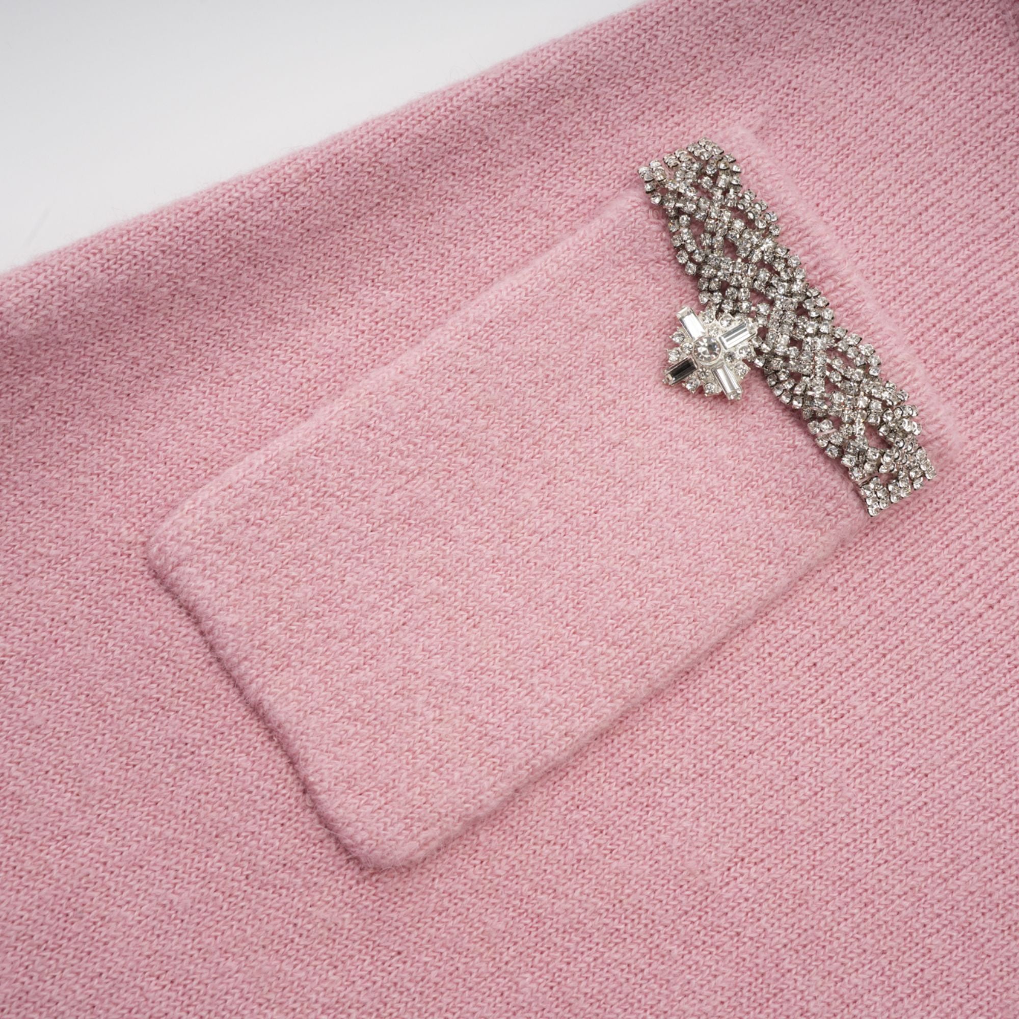 طقم رينيه الوردي المزين بالسترة والتنورة المتطابقة