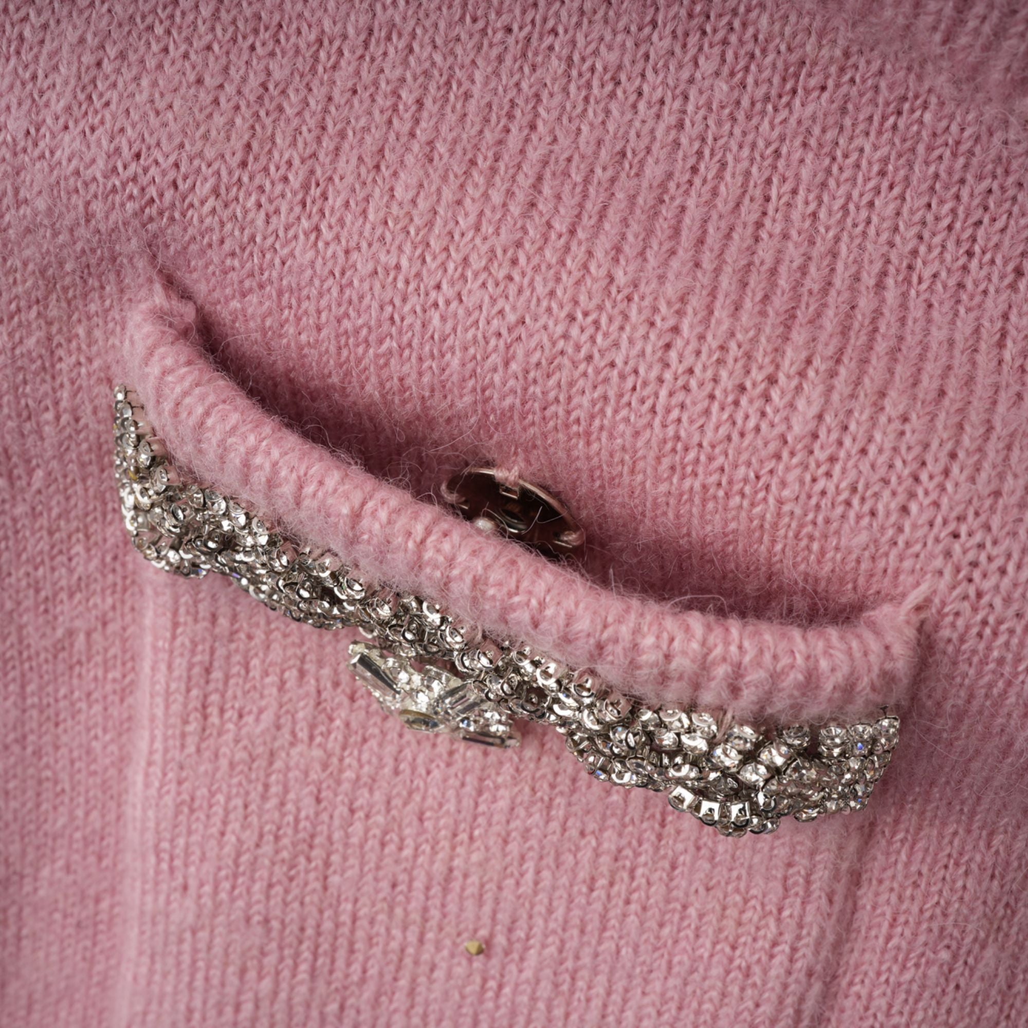 طقم رينيه الوردي المزين بالسترة والتنورة المتطابقة