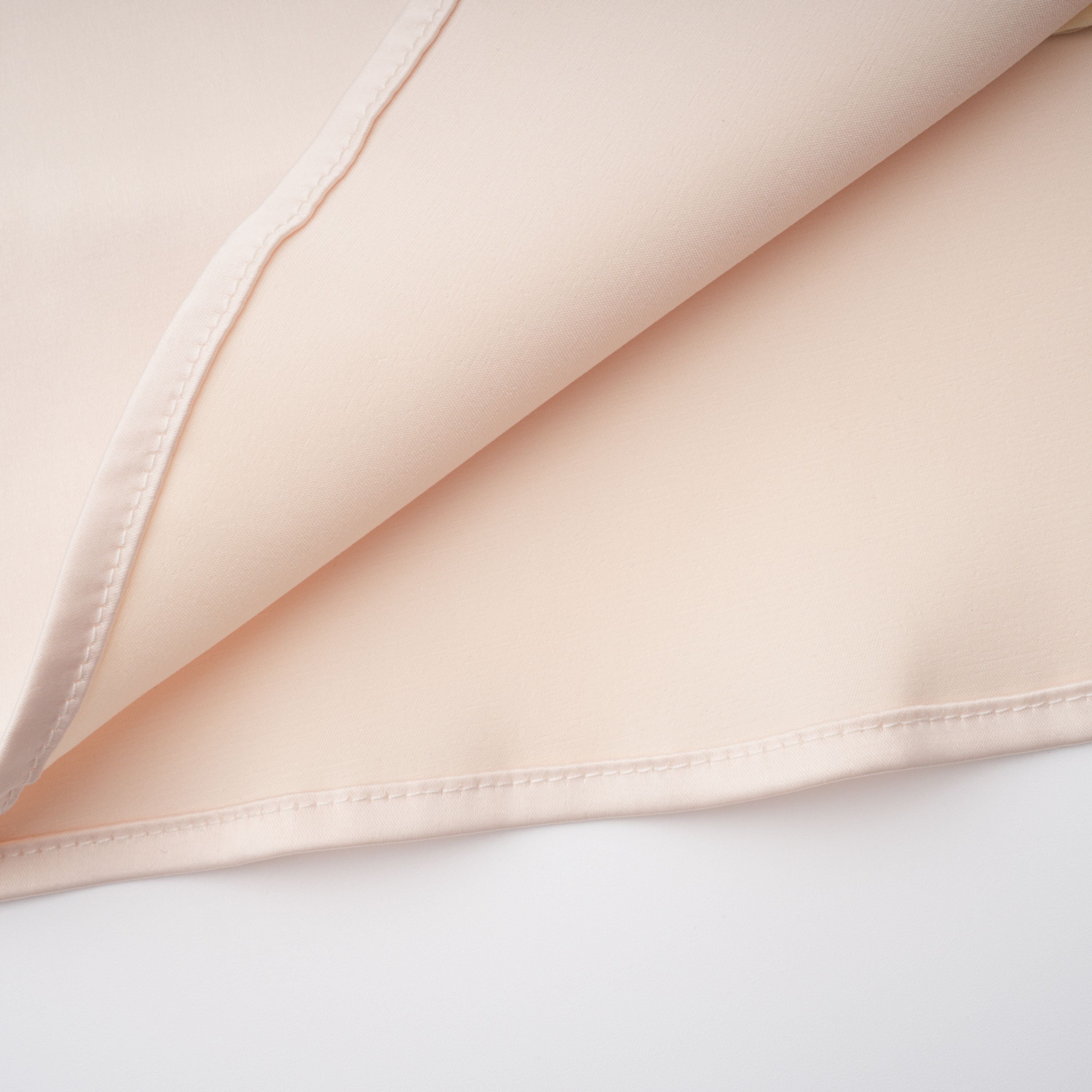 Roxanne Set aus Bluse mit Stehkragen in neutraler Farbe und Meerjungfrauenrock