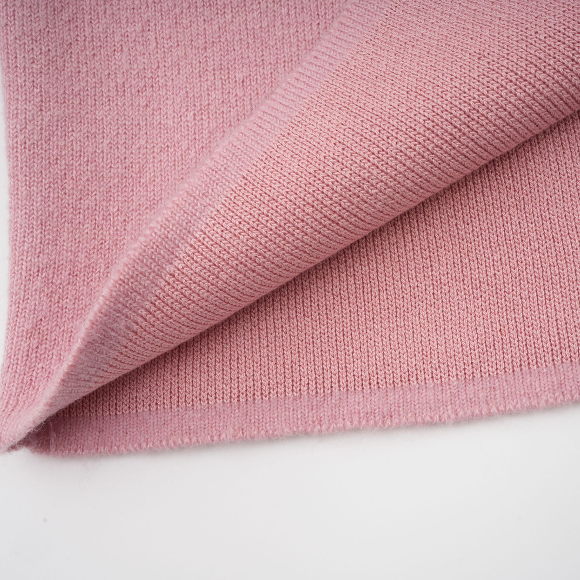 طقم رينيه الوردي المزين بالسترة والتنورة المتطابقة