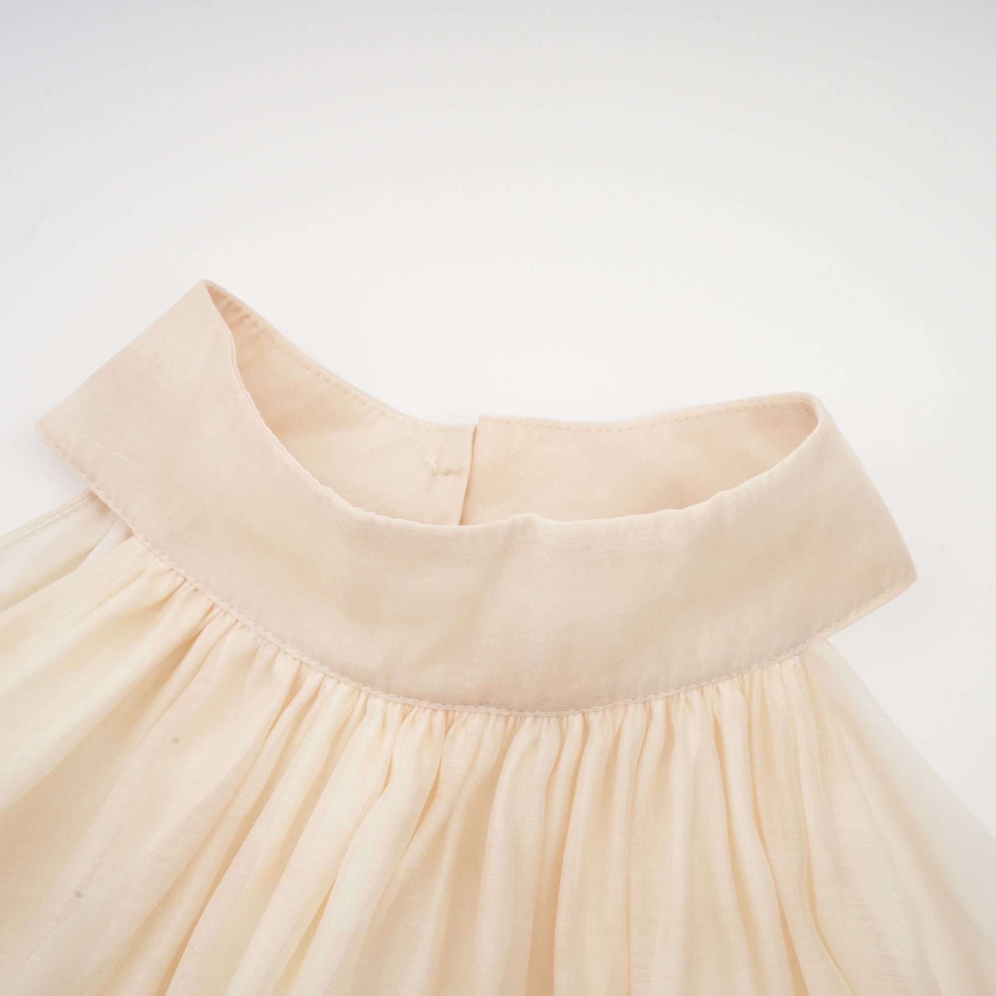 فستان دلفين متوسط الطول بطبعات متعددة الطبقات